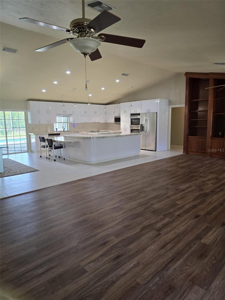 Listing photo id 4 for 3050 114th Street