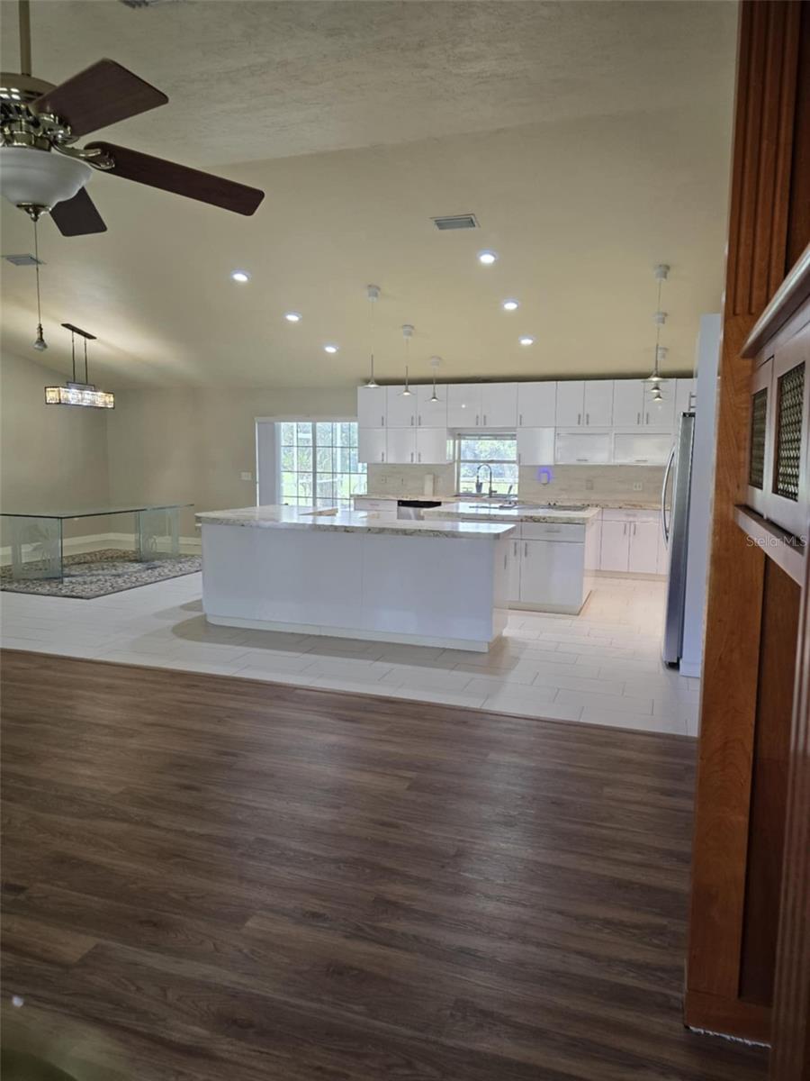 Listing photo id 5 for 3050 114th Street