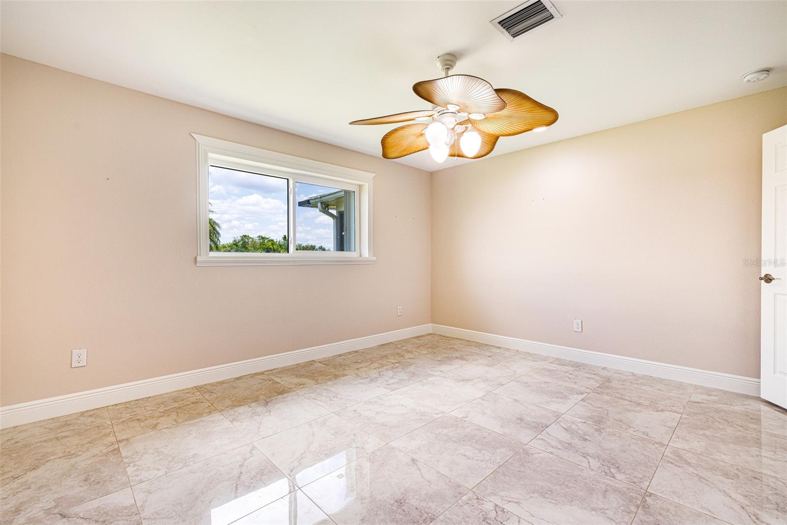 Image 19 of 65 For 14544 Riverside Drive