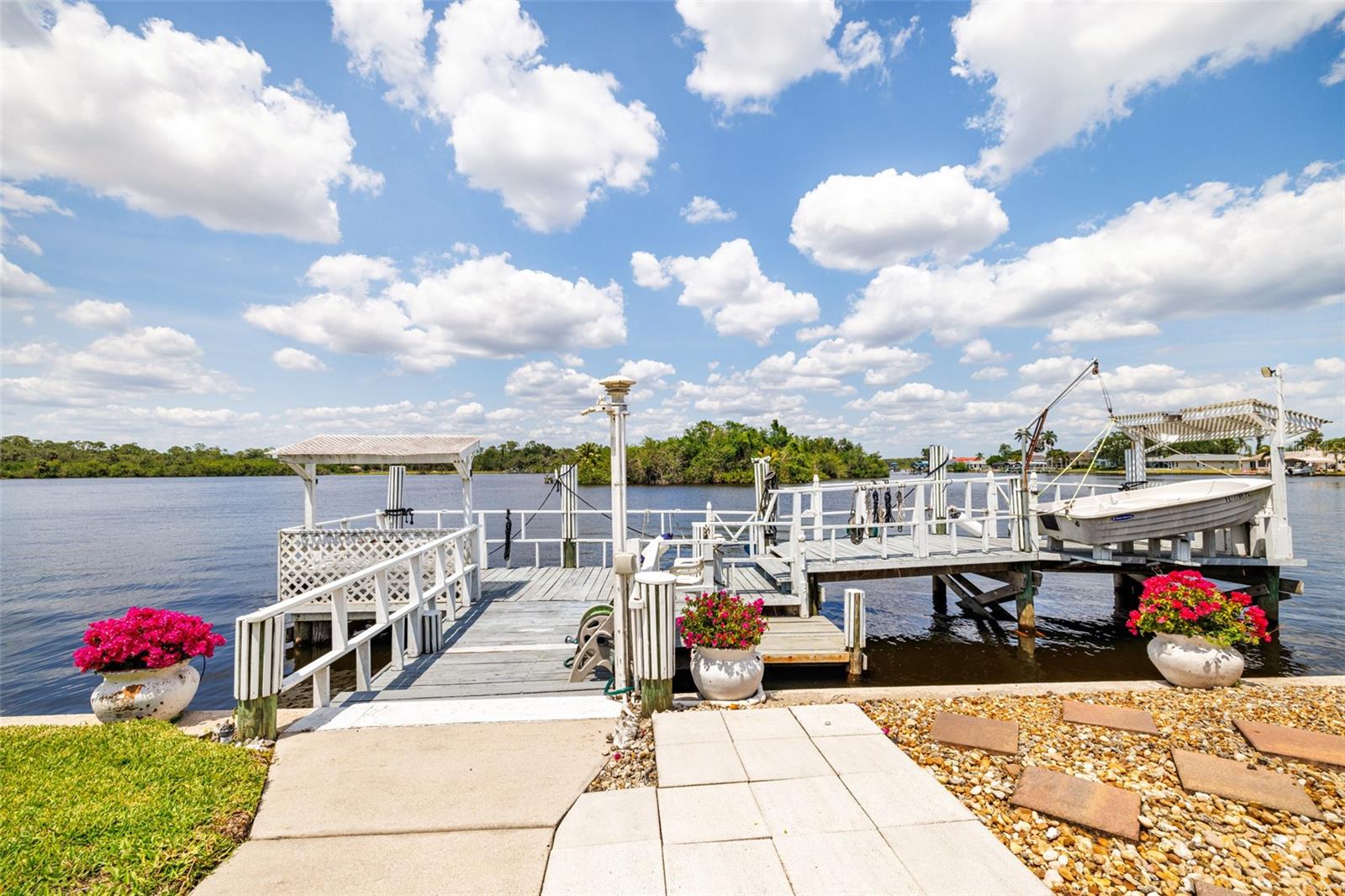 Image 8 of 65 For 14544 Riverside Drive