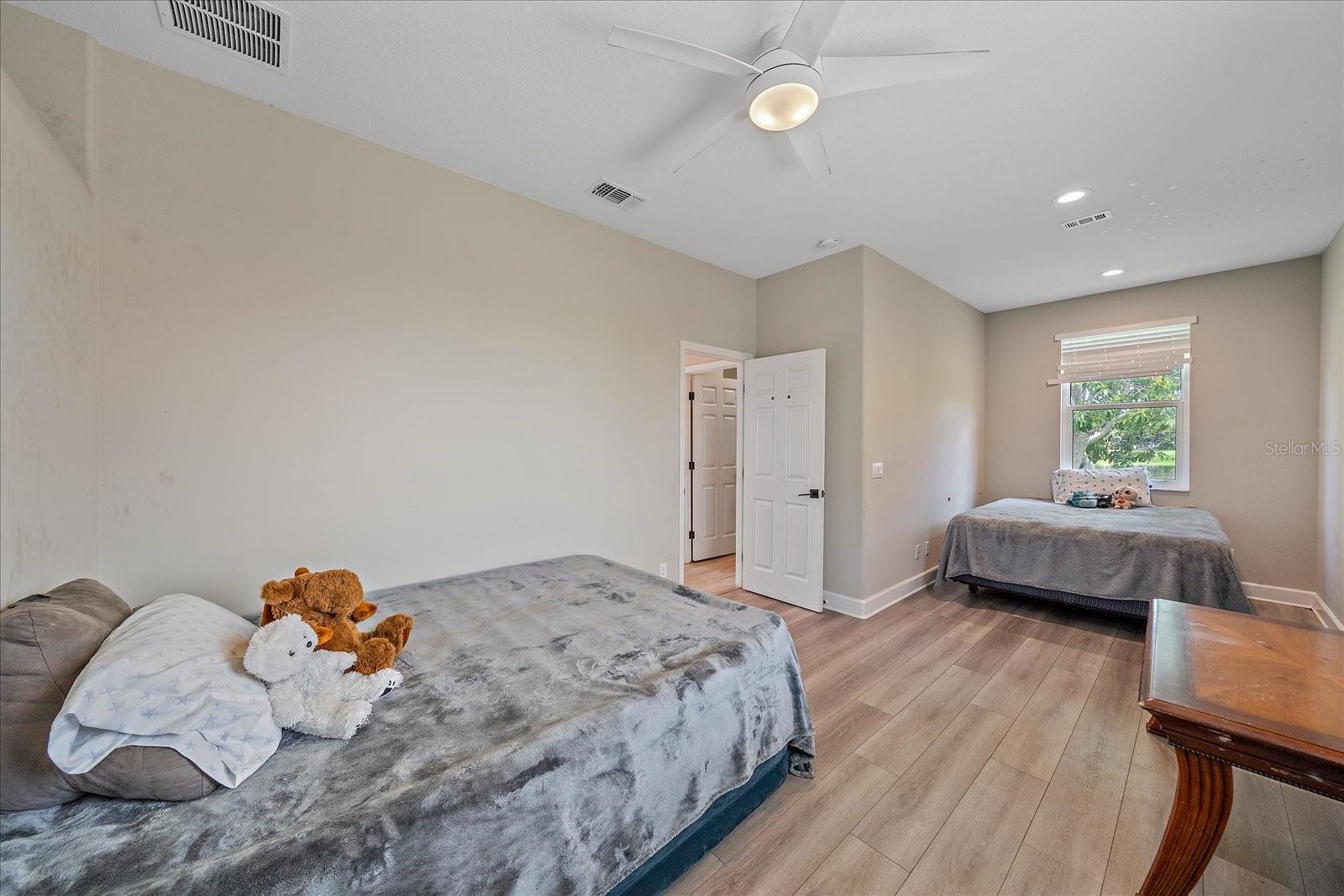 Image 32 of 40 For 5523 Secluded Oaks Way