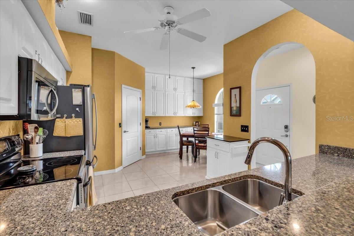 Image 10 of 62 For 6908 Stoneywalk Court