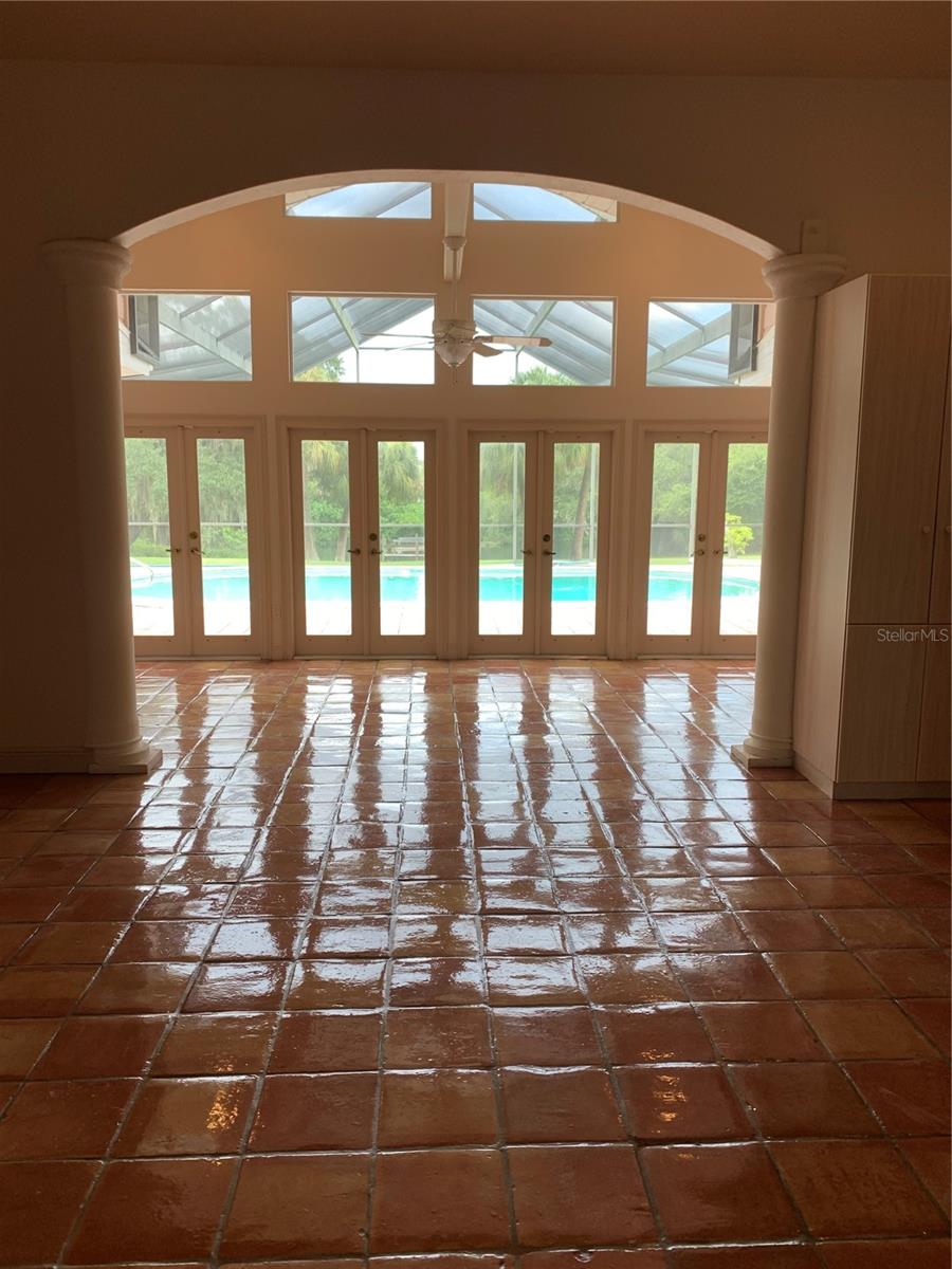 Listing photo id 10 for 4935 Riverwood Avenue