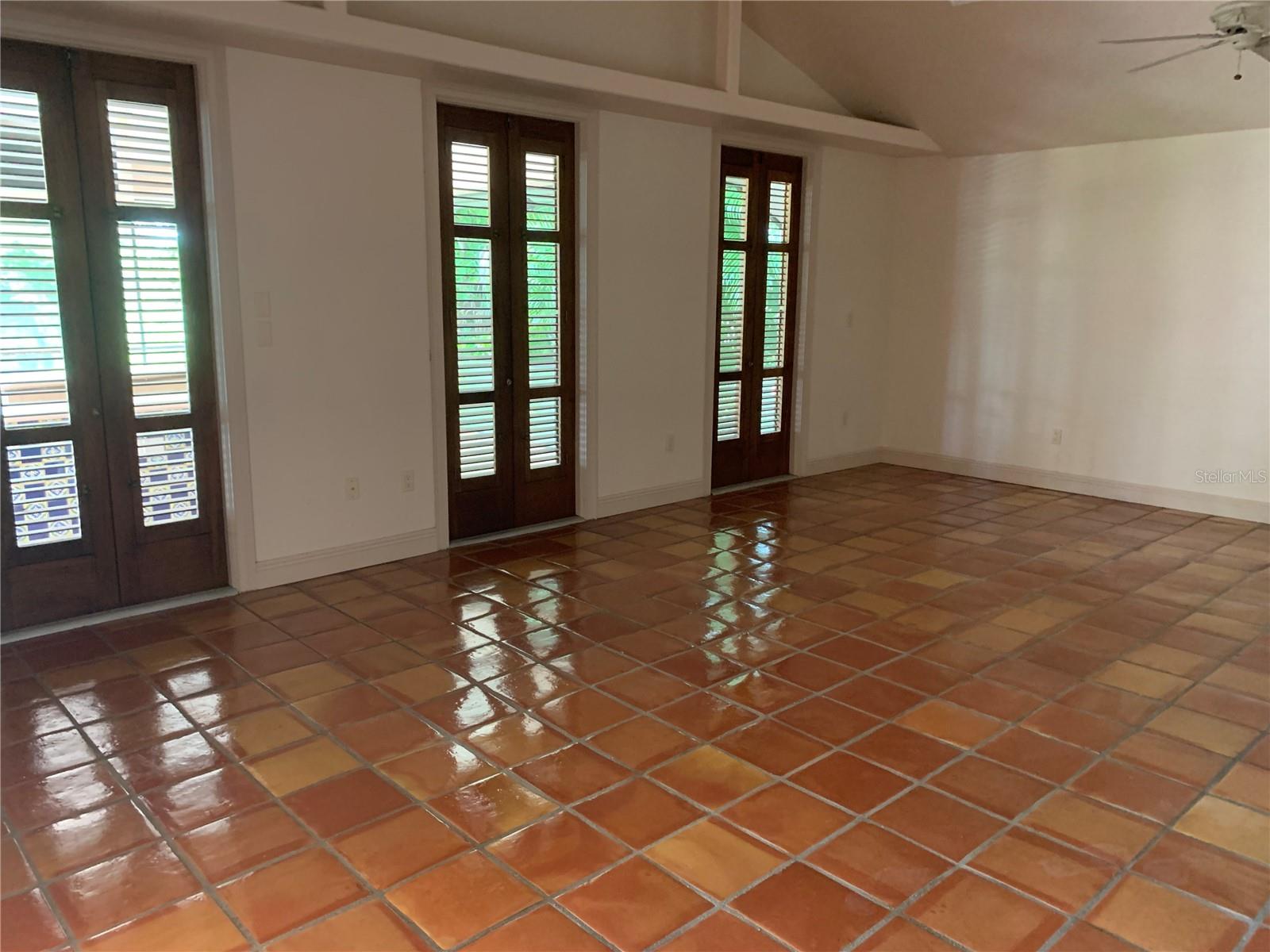 Listing photo id 11 for 4935 Riverwood Avenue