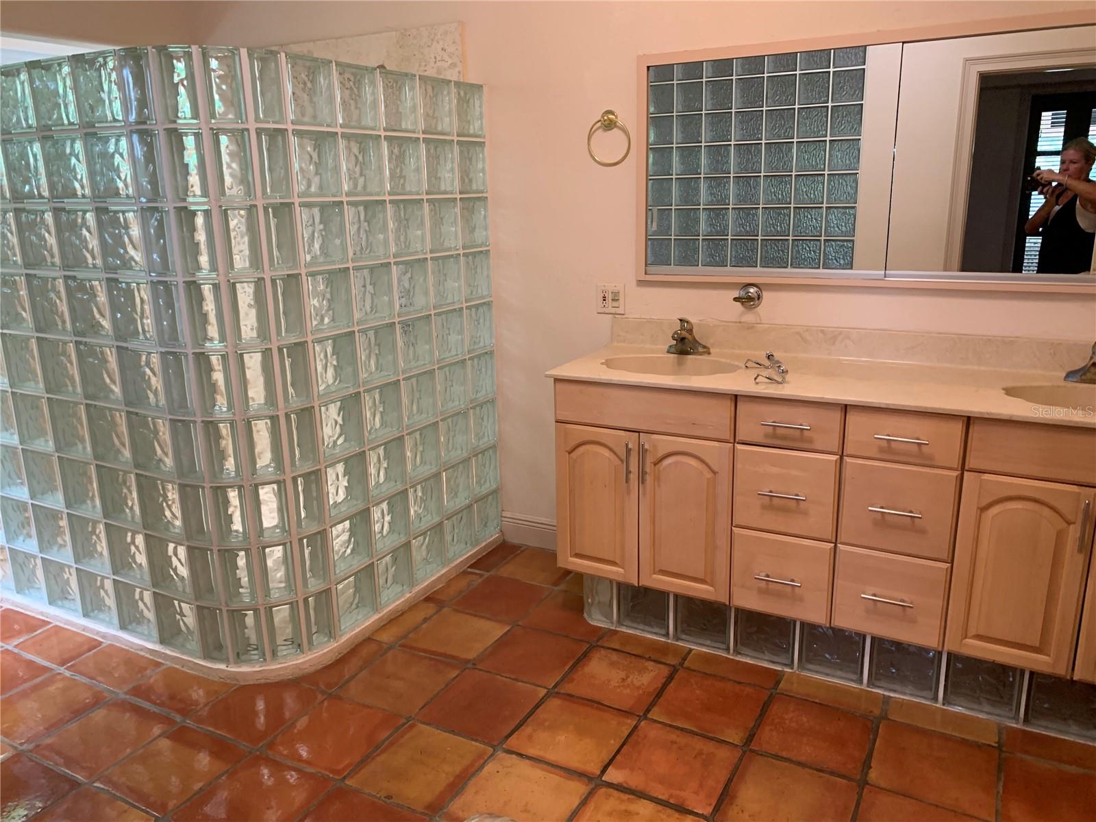 Listing photo id 12 for 4935 Riverwood Avenue