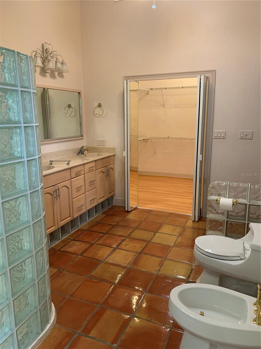 Listing photo id 13 for 4935 Riverwood Avenue