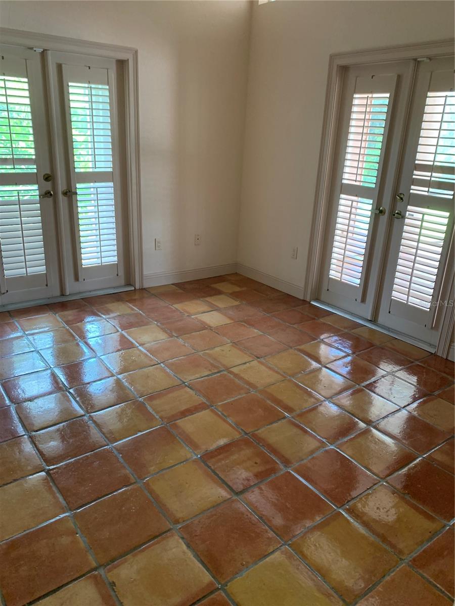 Listing photo id 14 for 4935 Riverwood Avenue