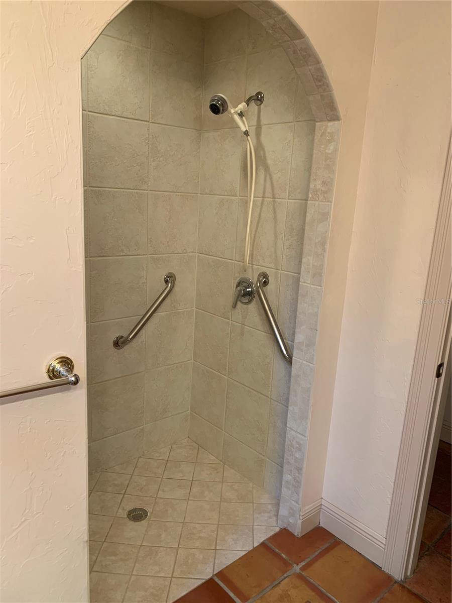 Listing photo id 16 for 4935 Riverwood Avenue