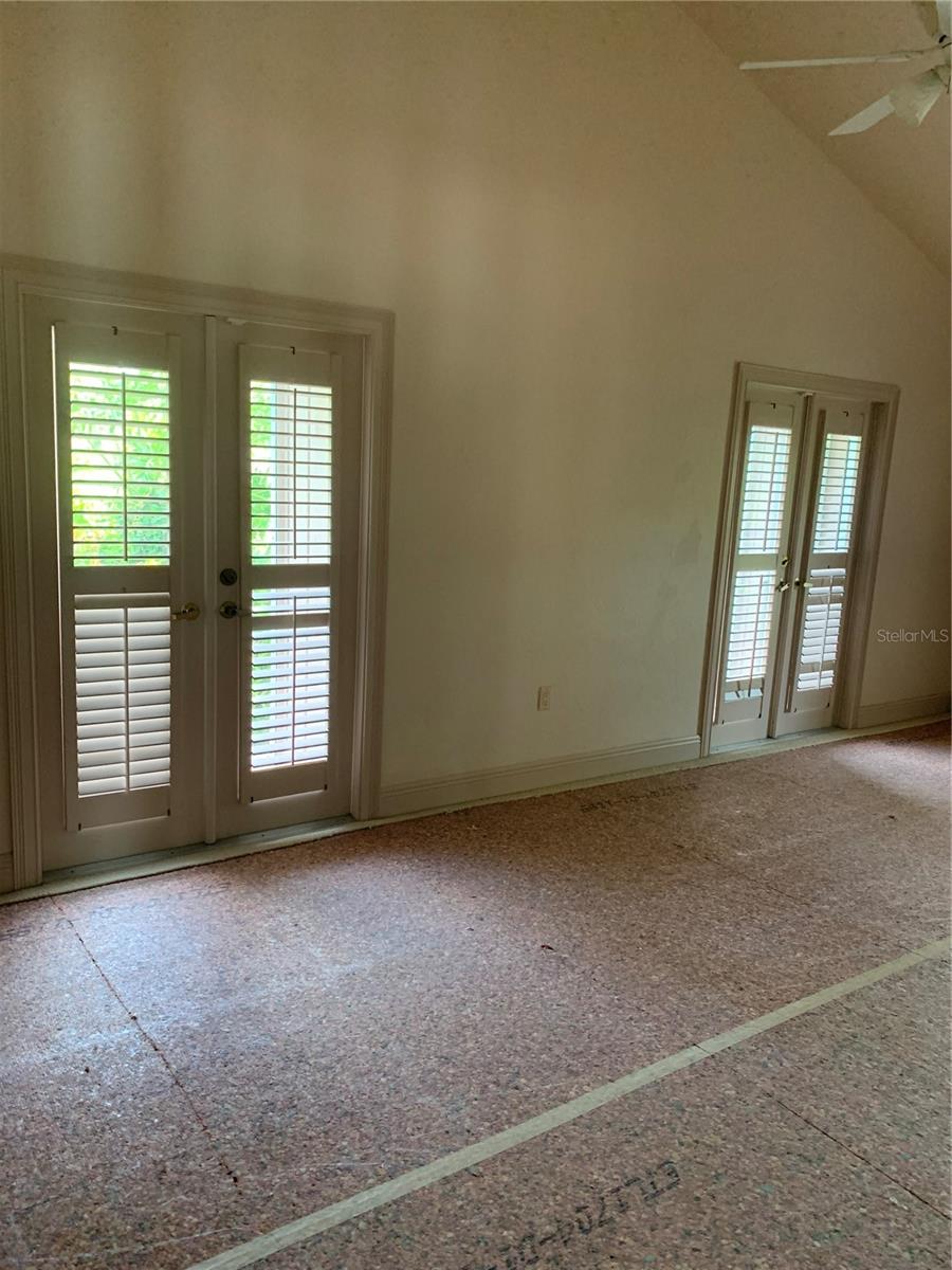 Listing photo id 17 for 4935 Riverwood Avenue