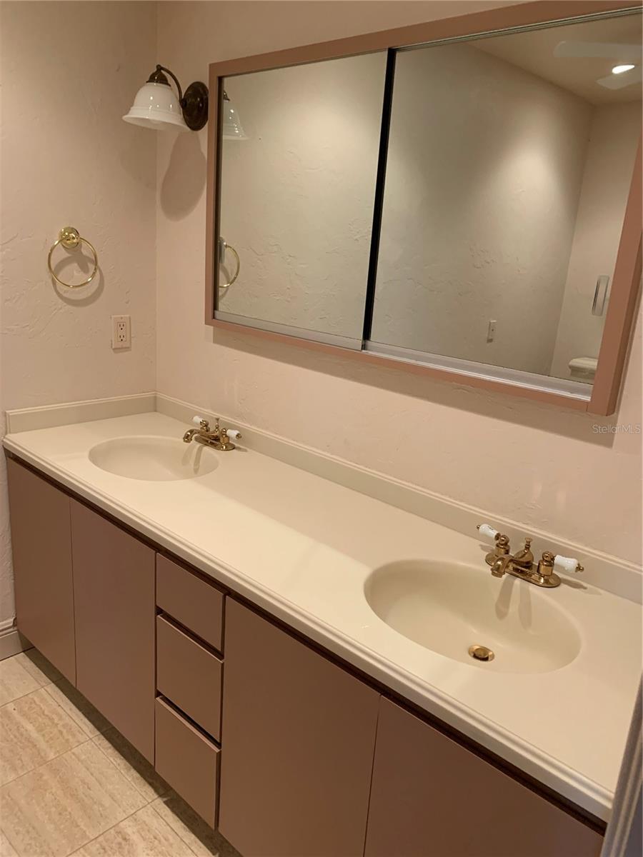 Listing photo id 18 for 4935 Riverwood Avenue