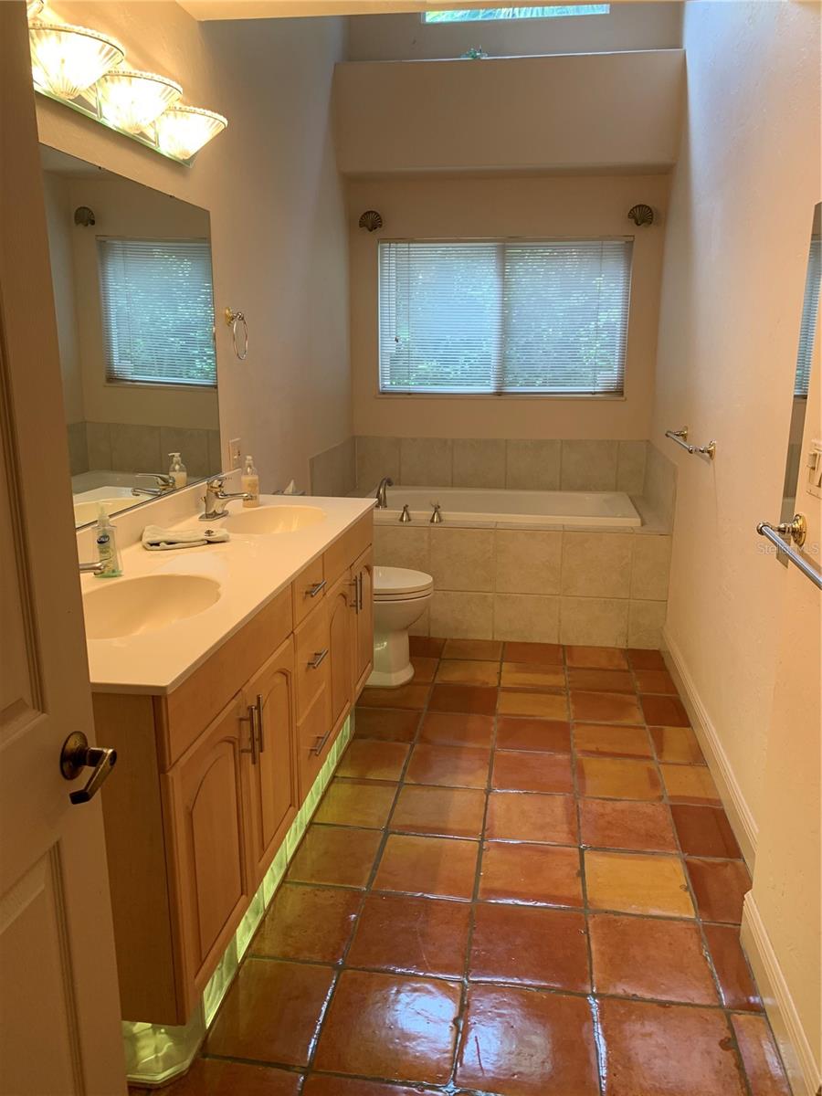 Listing photo id 22 for 4935 Riverwood Avenue