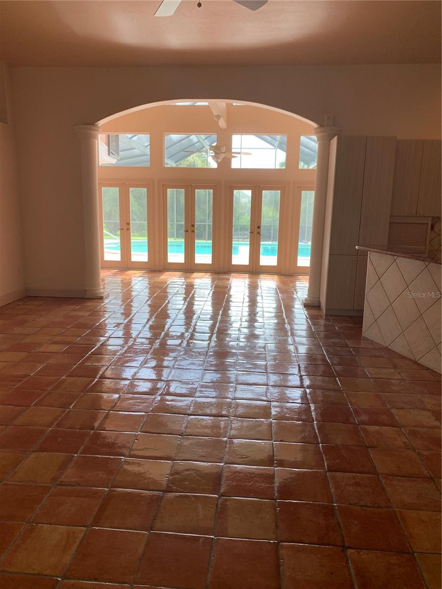 Listing photo id 2 for 4935 Riverwood Avenue