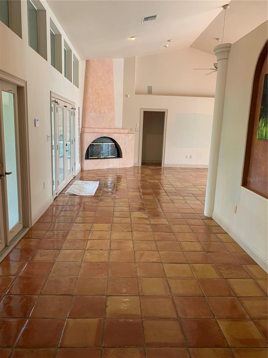 Listing photo id 3 for 4935 Riverwood Avenue