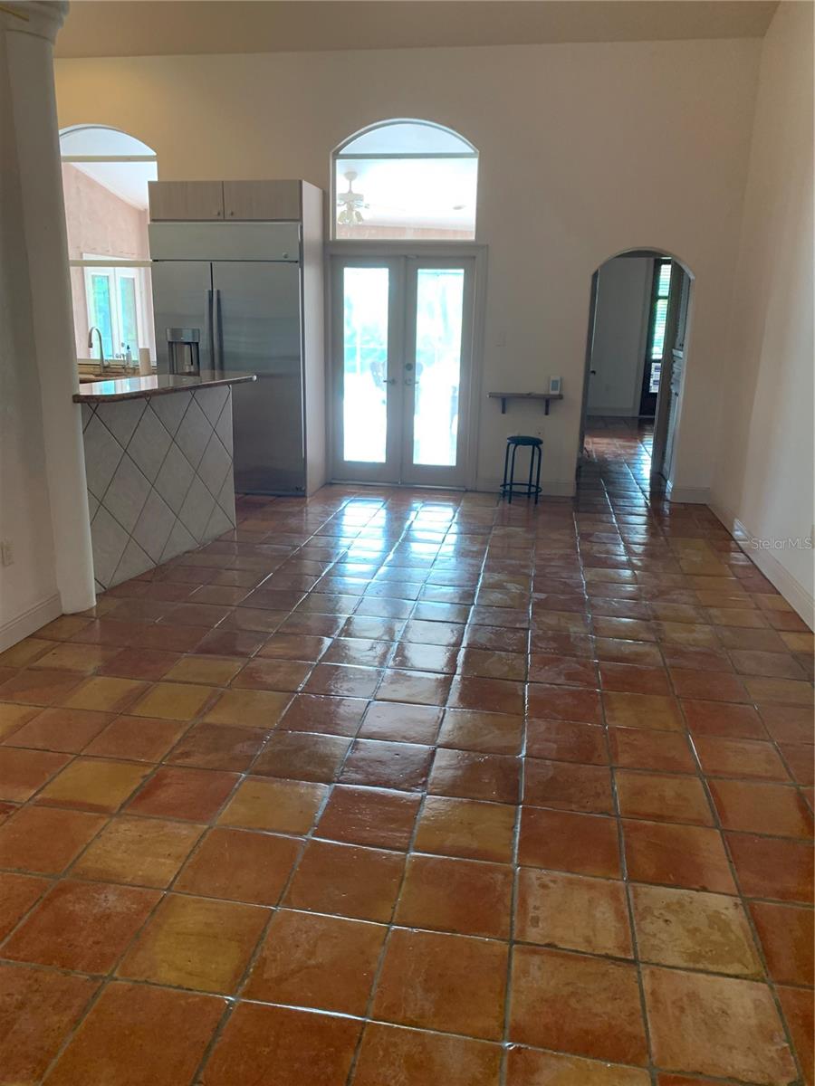 Listing photo id 4 for 4935 Riverwood Avenue