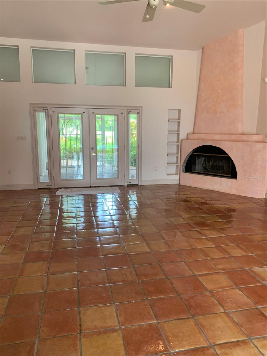 Listing photo id 5 for 4935 Riverwood Avenue
