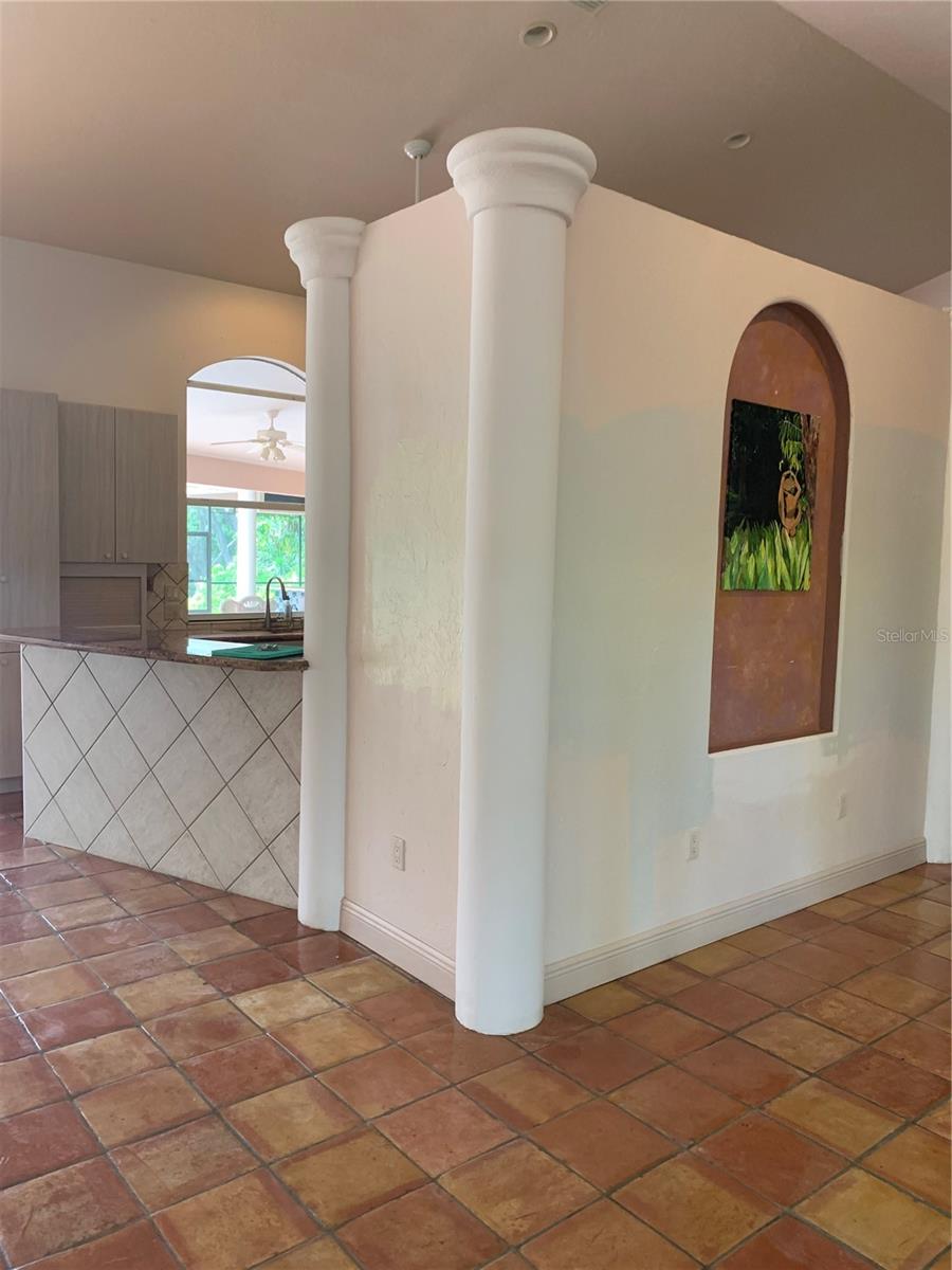 Listing photo id 7 for 4935 Riverwood Avenue