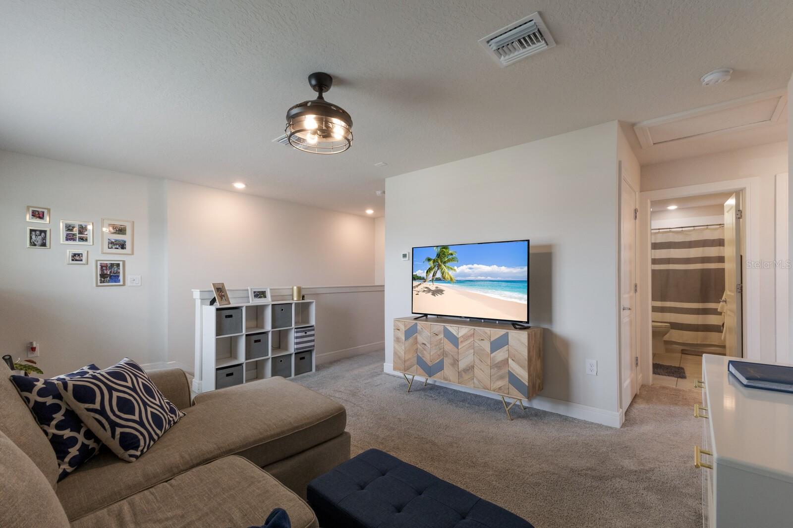 Image 16 of 72 For 8985 Royal River Circle