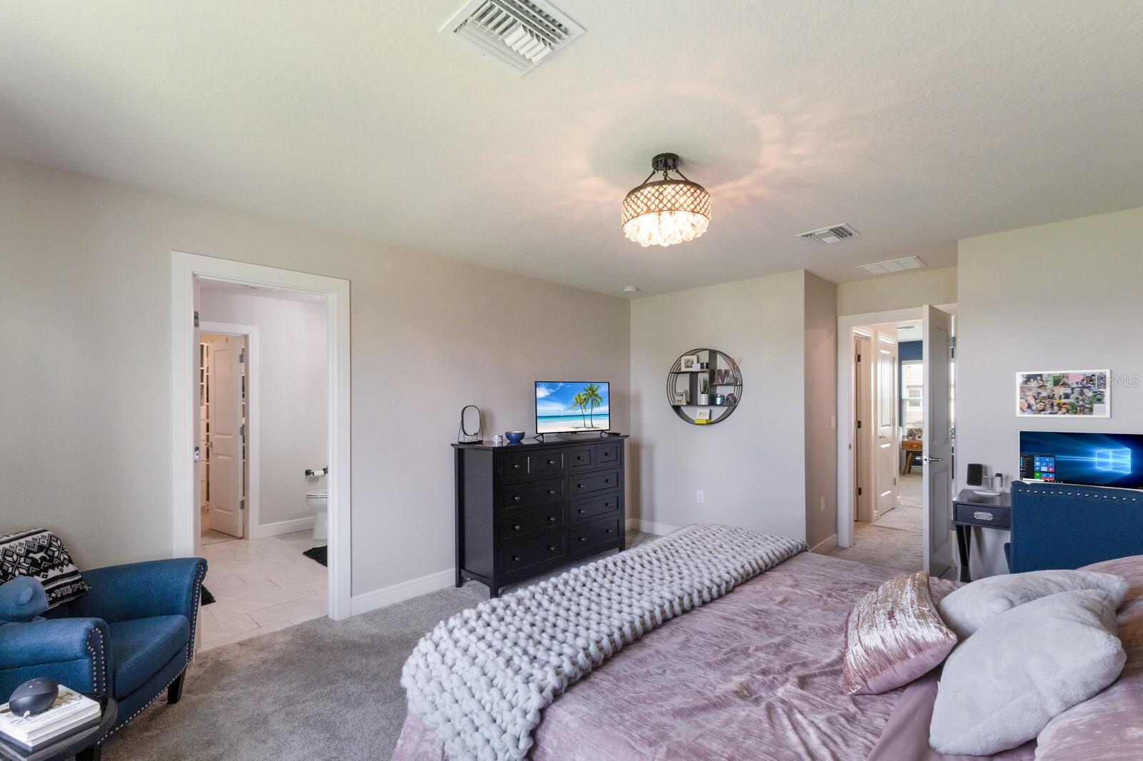 Image 22 of 72 For 8985 Royal River Circle