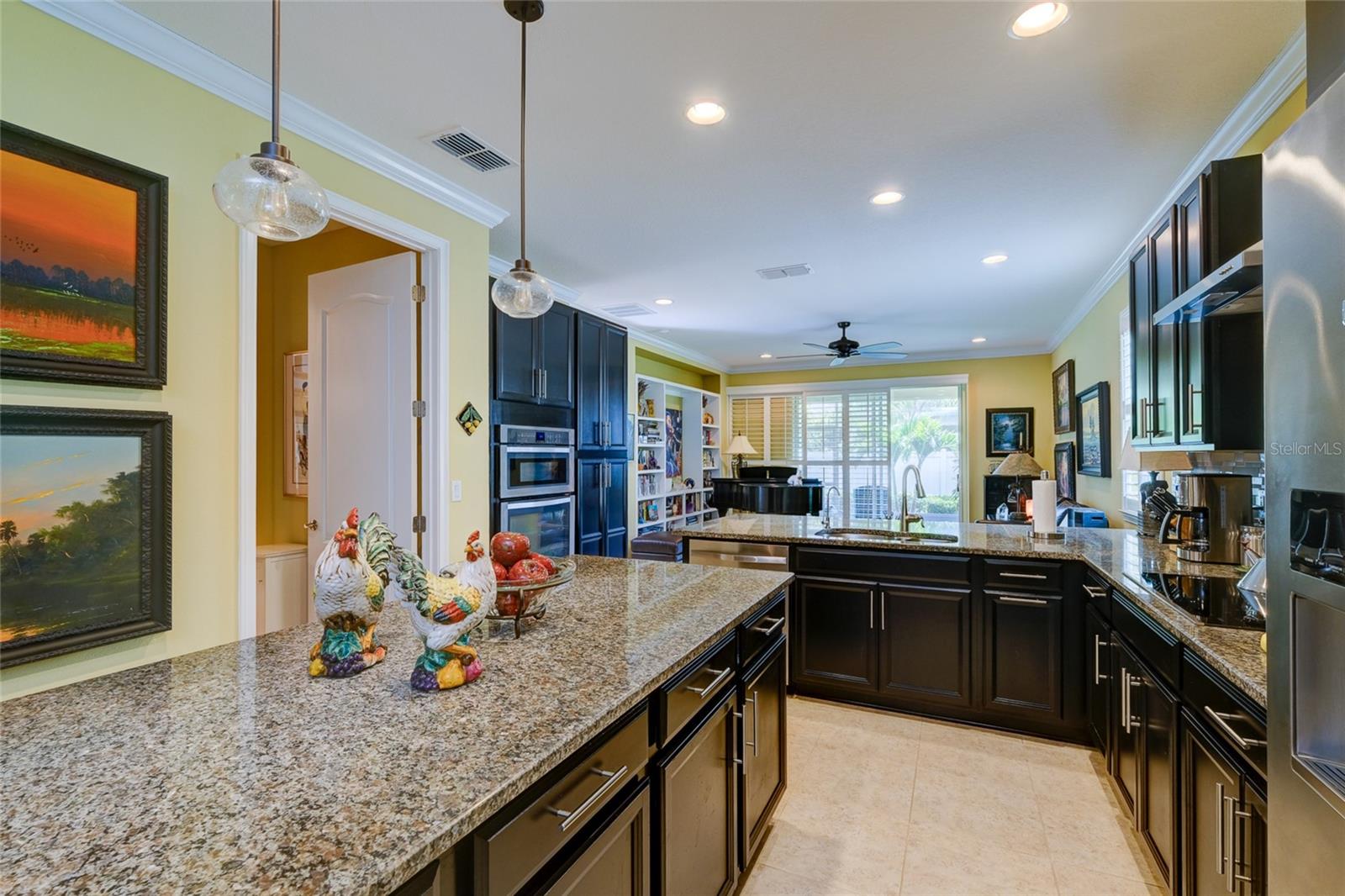 Listing photo id 13 for 3681 Divot Lane
