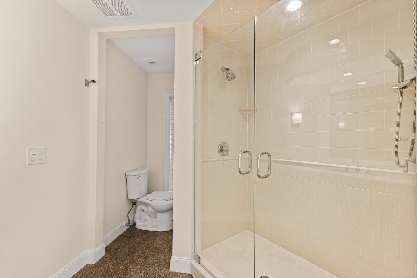 Image 41 of 63 For 2401 Riverview Boulevard