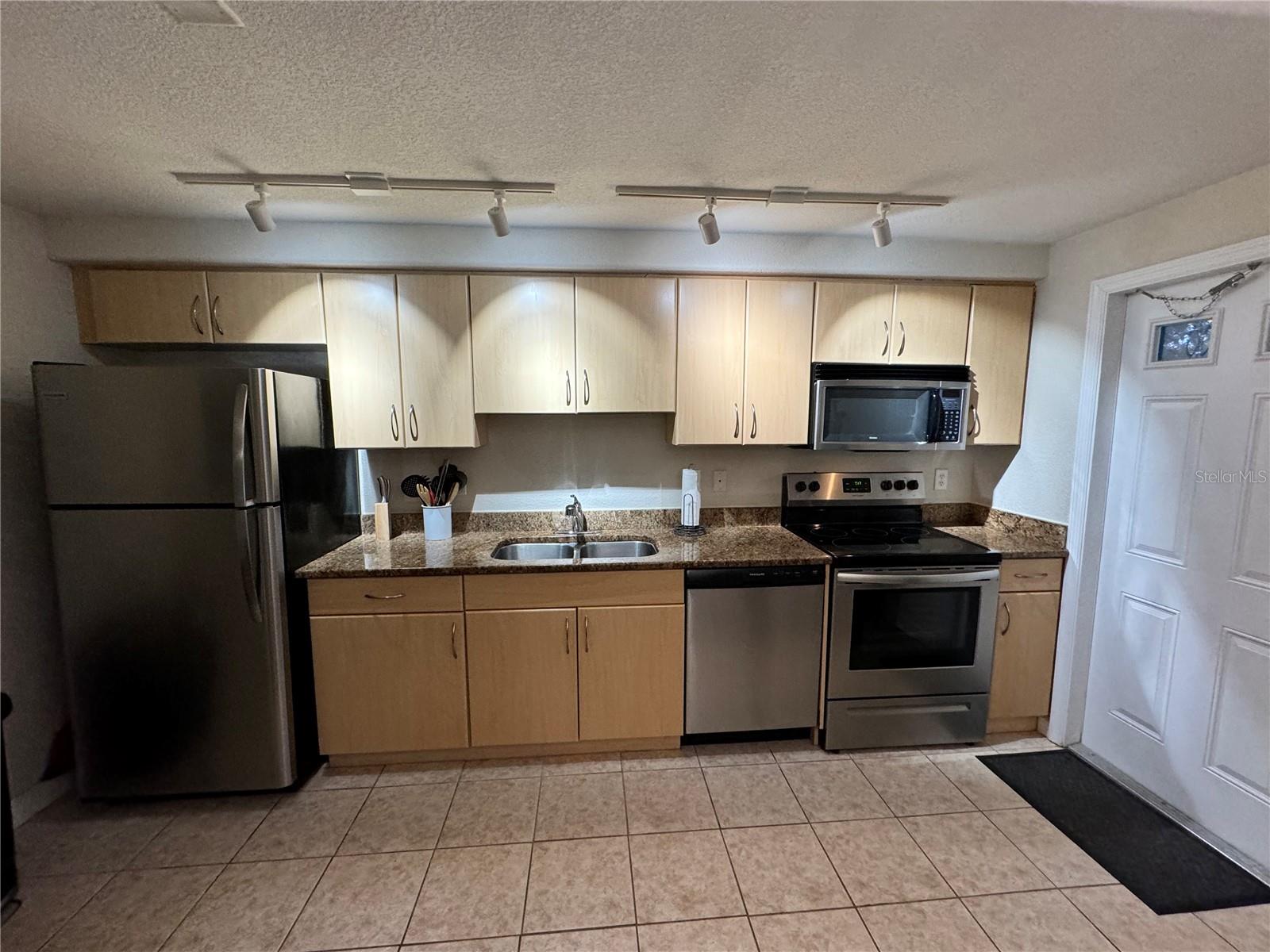 Image 3 of 40 For 960 Highland Street B-3