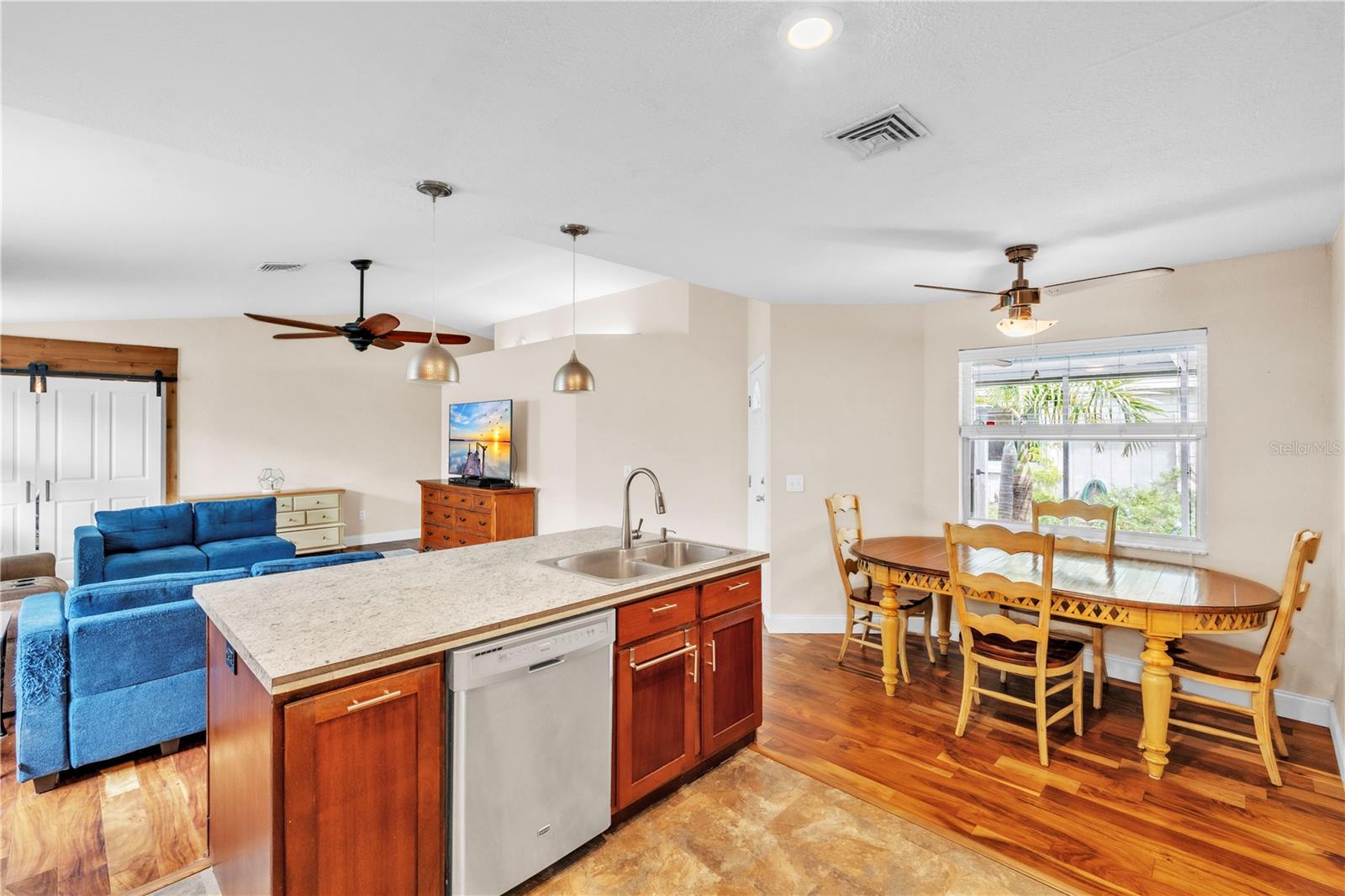 Image 9 of 35 For 2218 Woodmere Rd