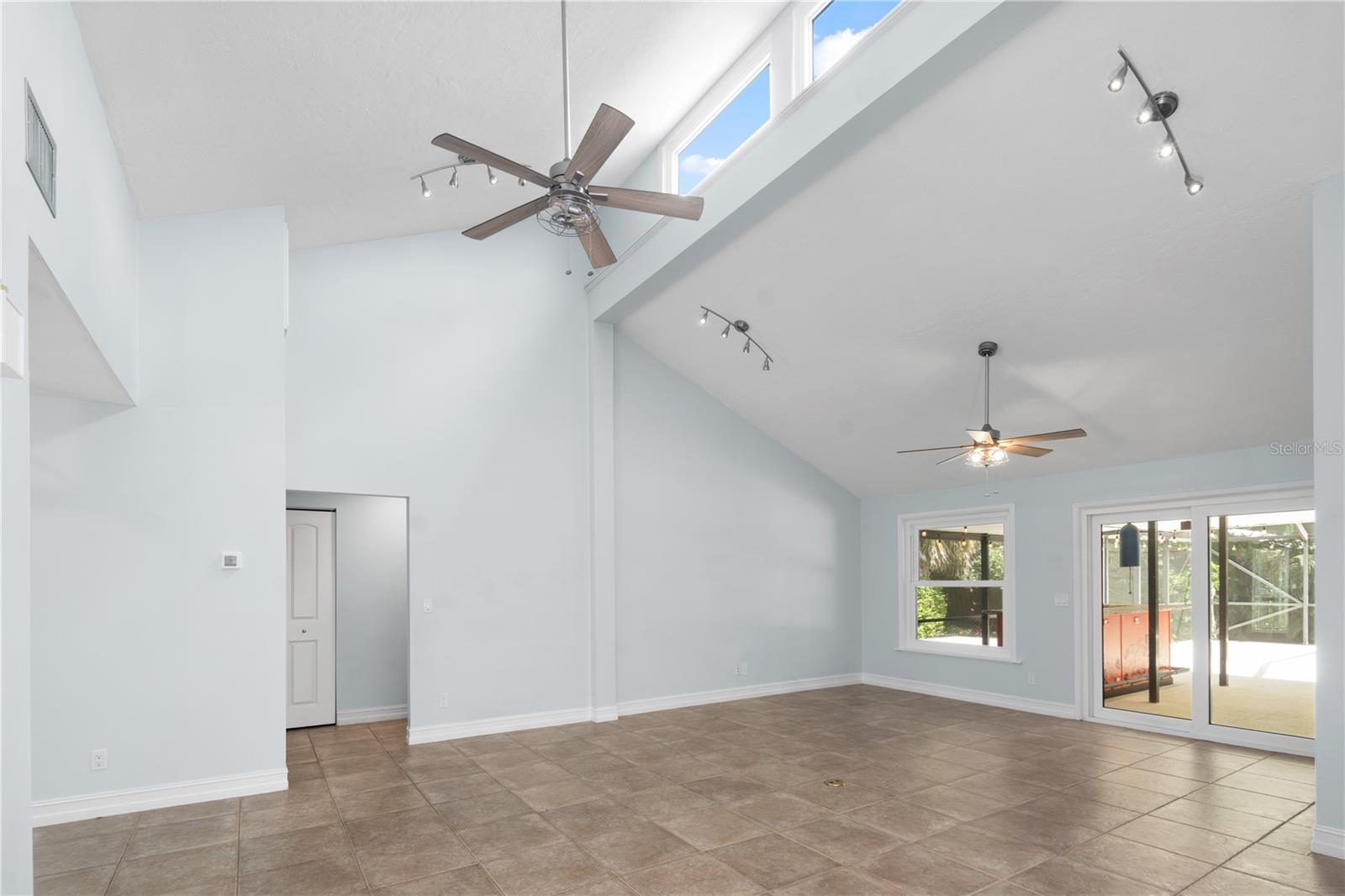 Image 11 of 37 For 3915 Meadow Creek Drive