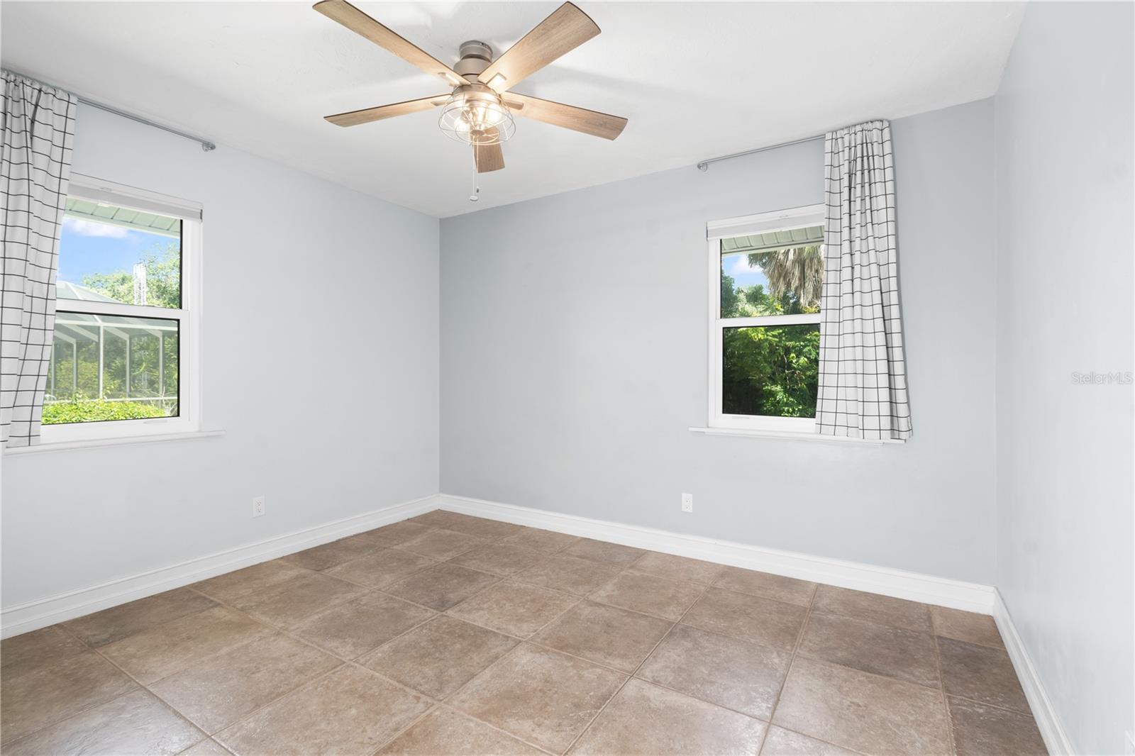 Image 19 of 37 For 3915 Meadow Creek Drive