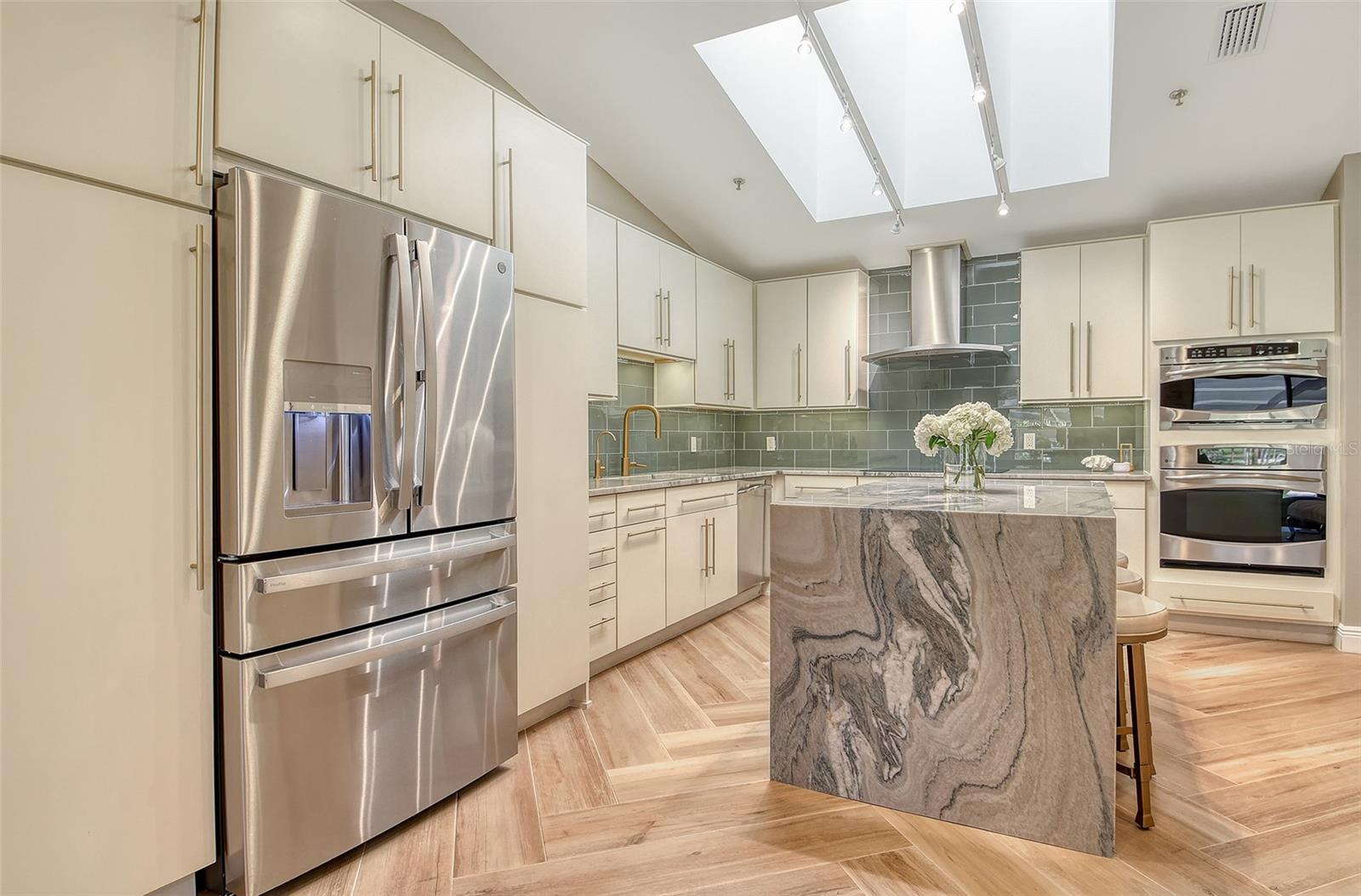 Image 11 of 60 For 2103 Harbourside Drive 1102