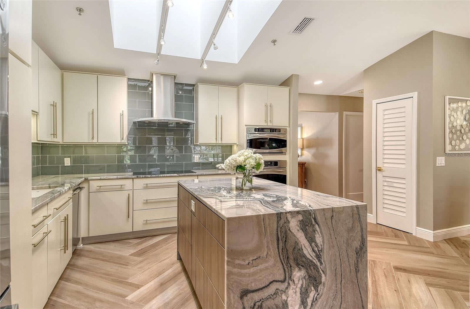Image 15 of 60 For 2103 Harbourside Drive 1102