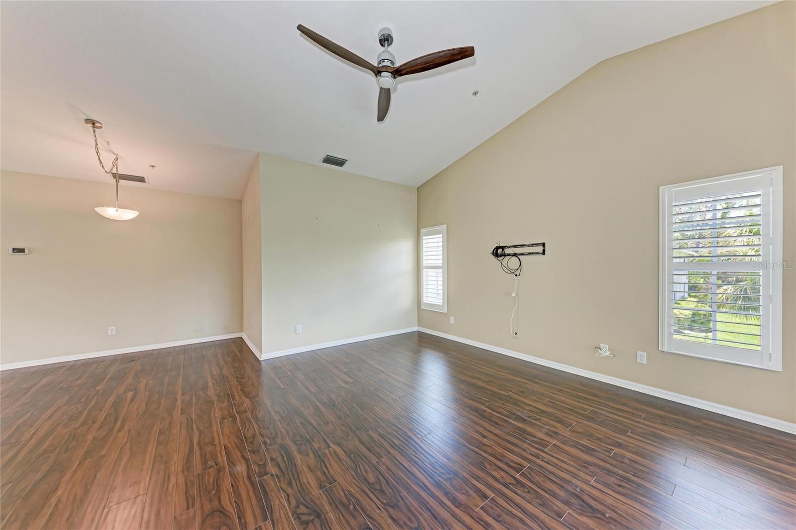 Image 15 of 42 For 803 Montrose Drive 201