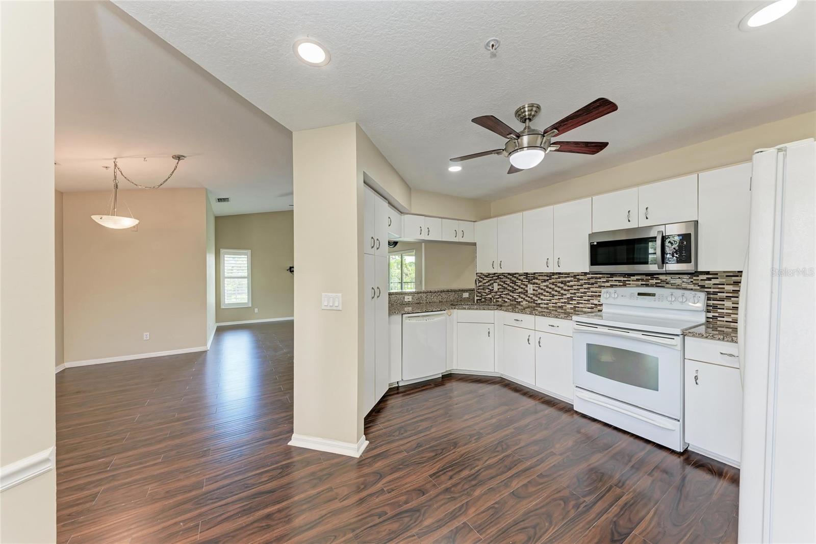 Image 18 of 42 For 803 Montrose Drive 201