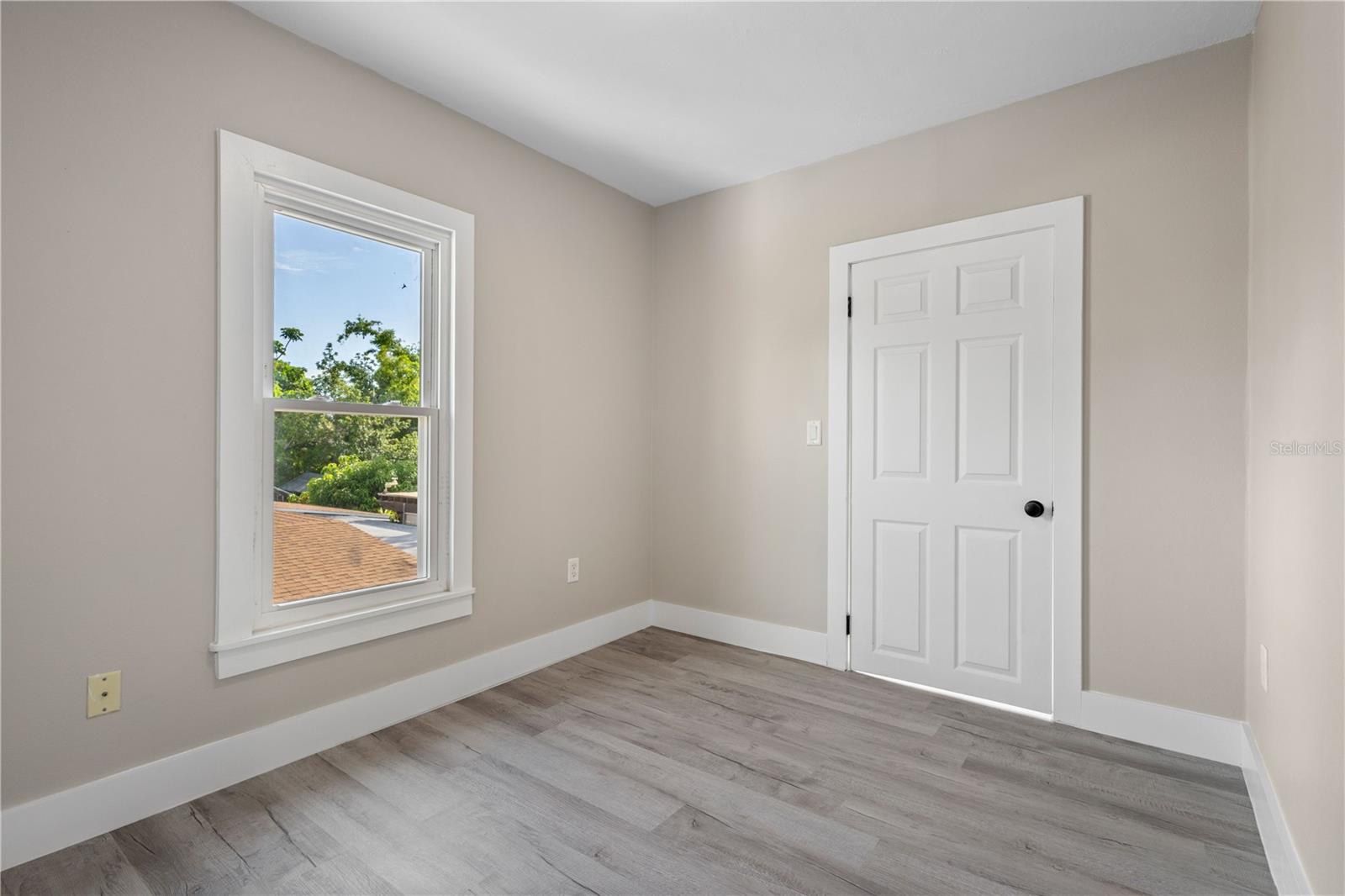 Image 20 of 28 For 719 22nd Street W