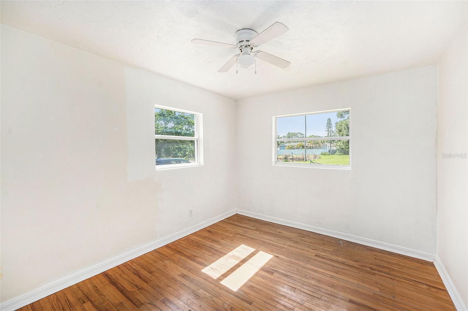 Image 14 of 25 For 5028 Oxford Avenue N
