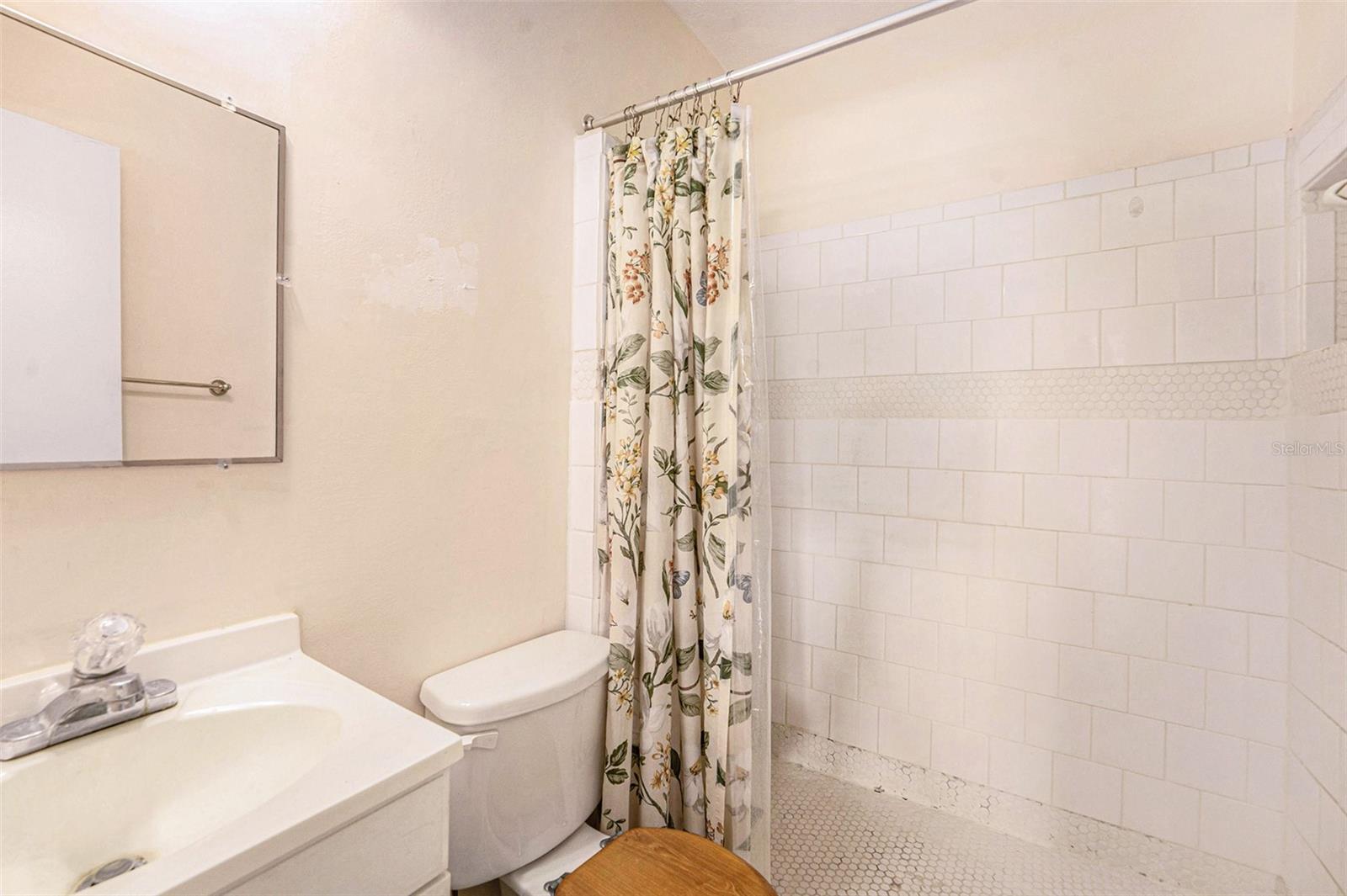 Image 18 of 25 For 5028 Oxford Avenue N