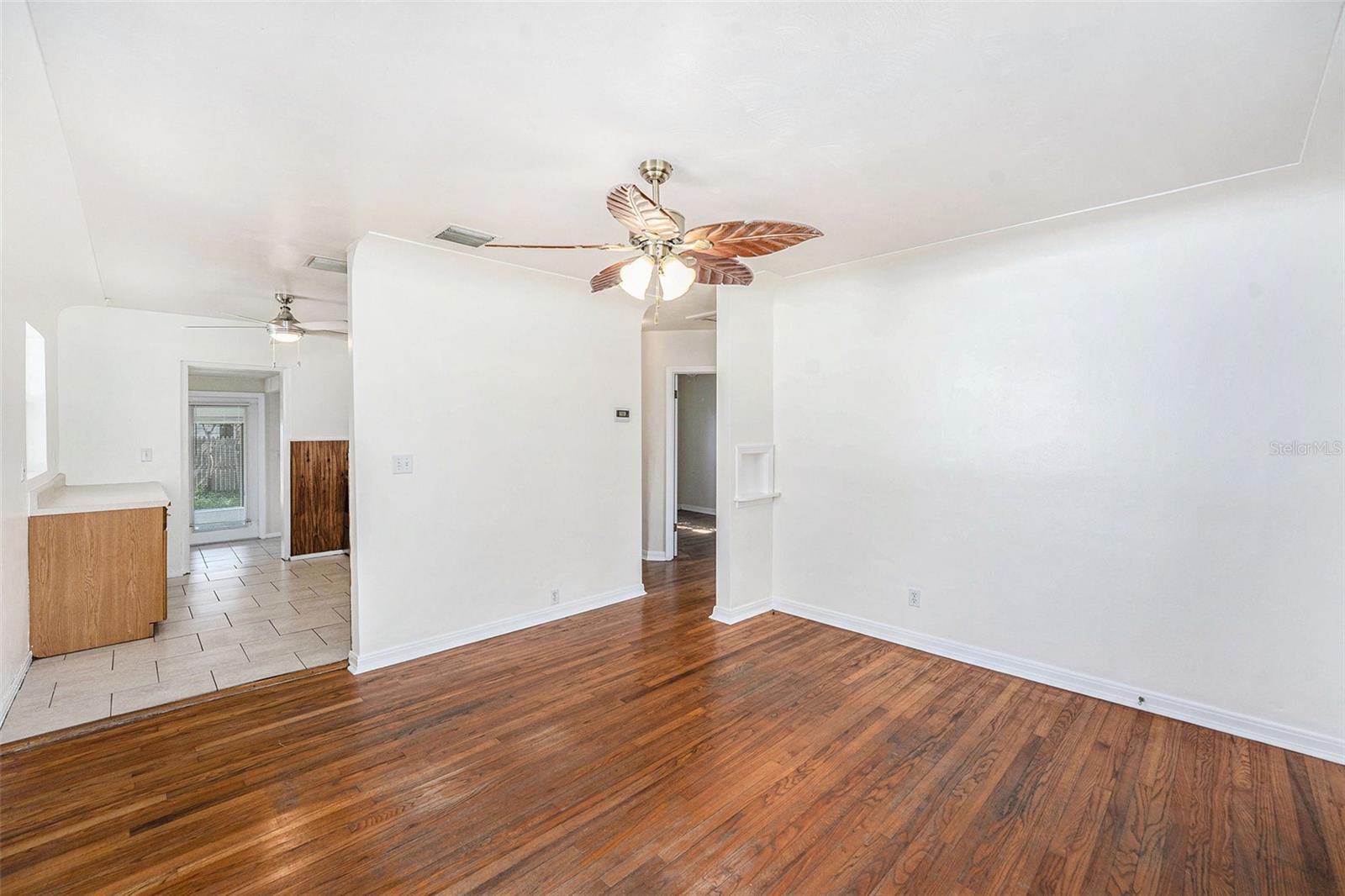 Image 4 of 25 For 5028 Oxford Avenue N