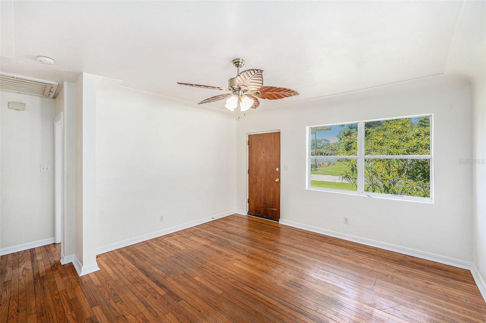 Image 5 of 25 For 5028 Oxford Avenue N