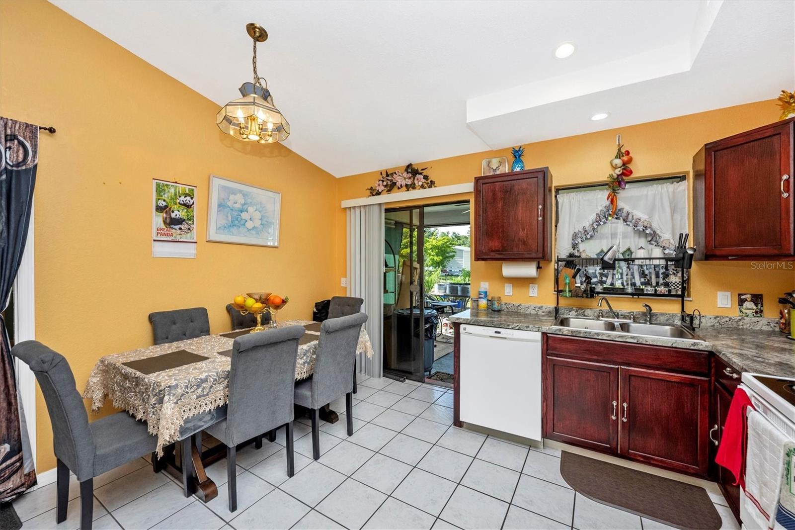 Listing photo id 14 for 4145 Price Boulevard