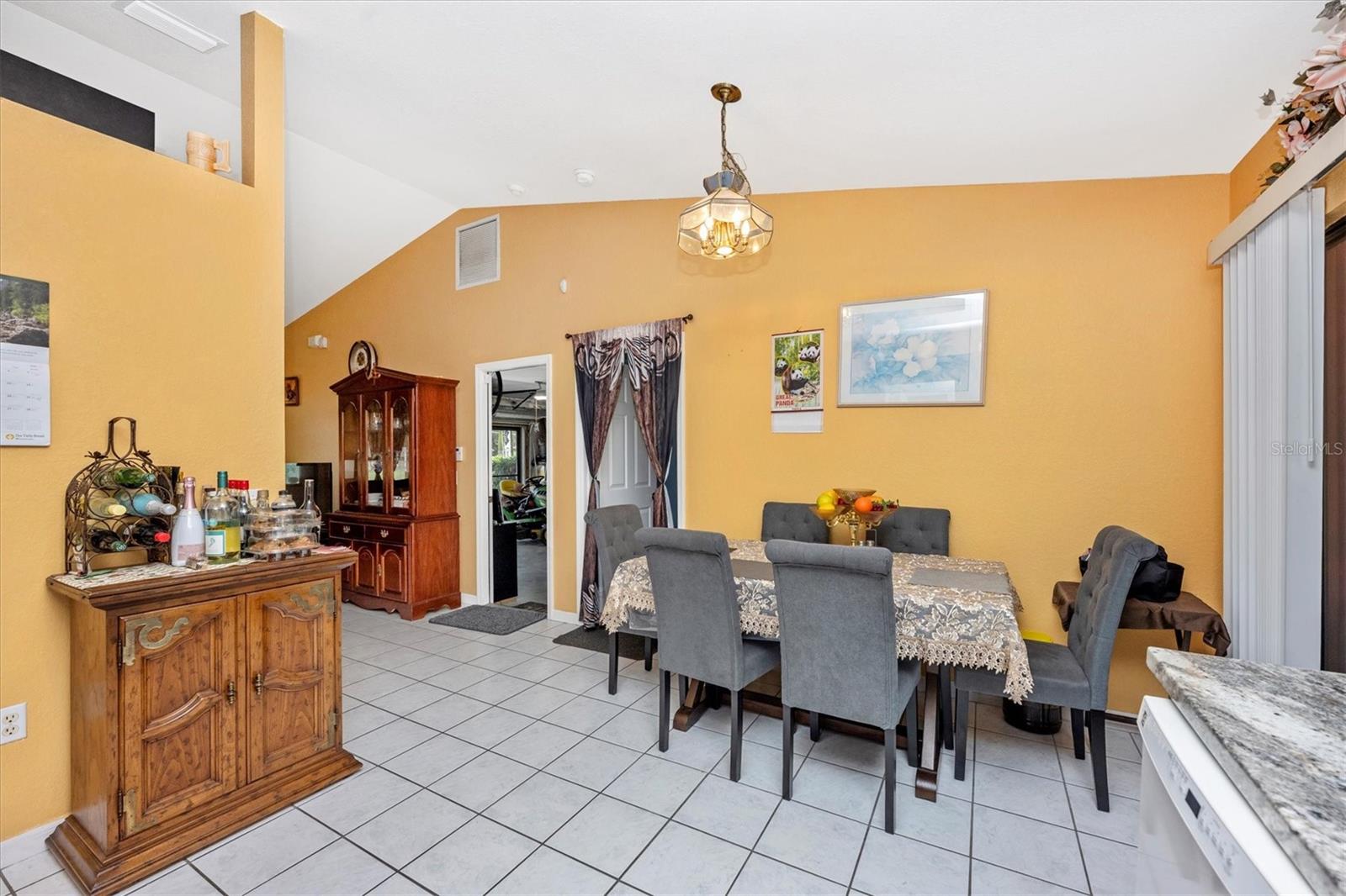 Listing photo id 17 for 4145 Price Boulevard