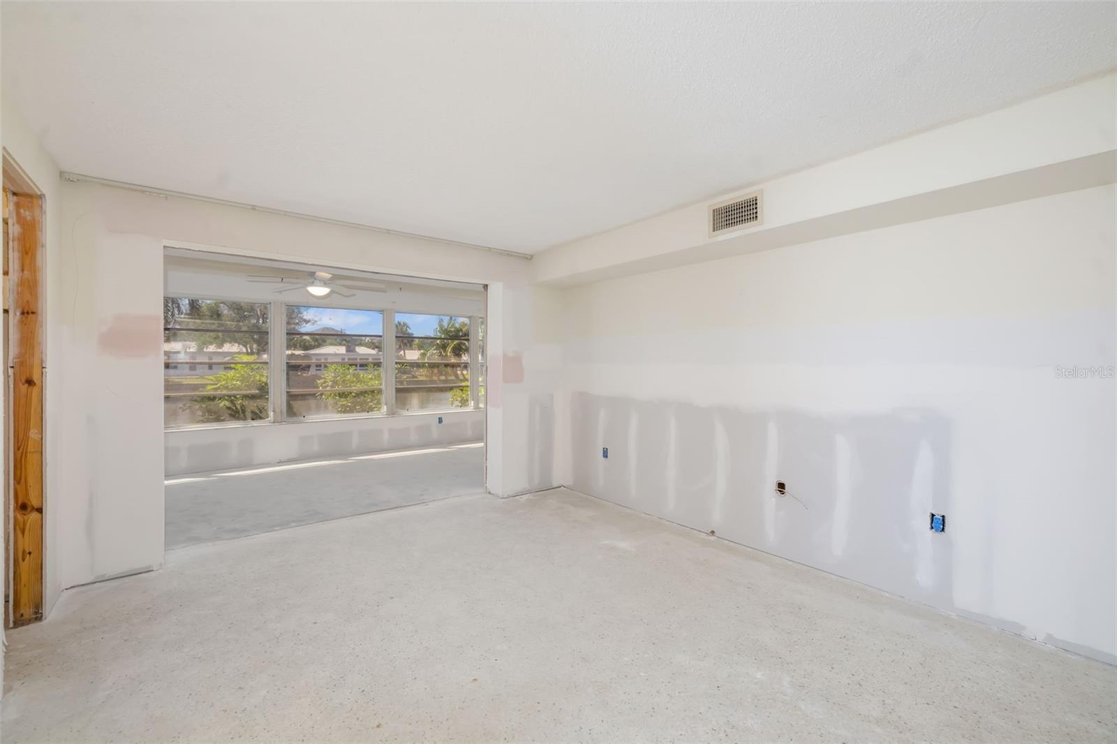 Image 16 of 34 For 564 Spanish Drive N
