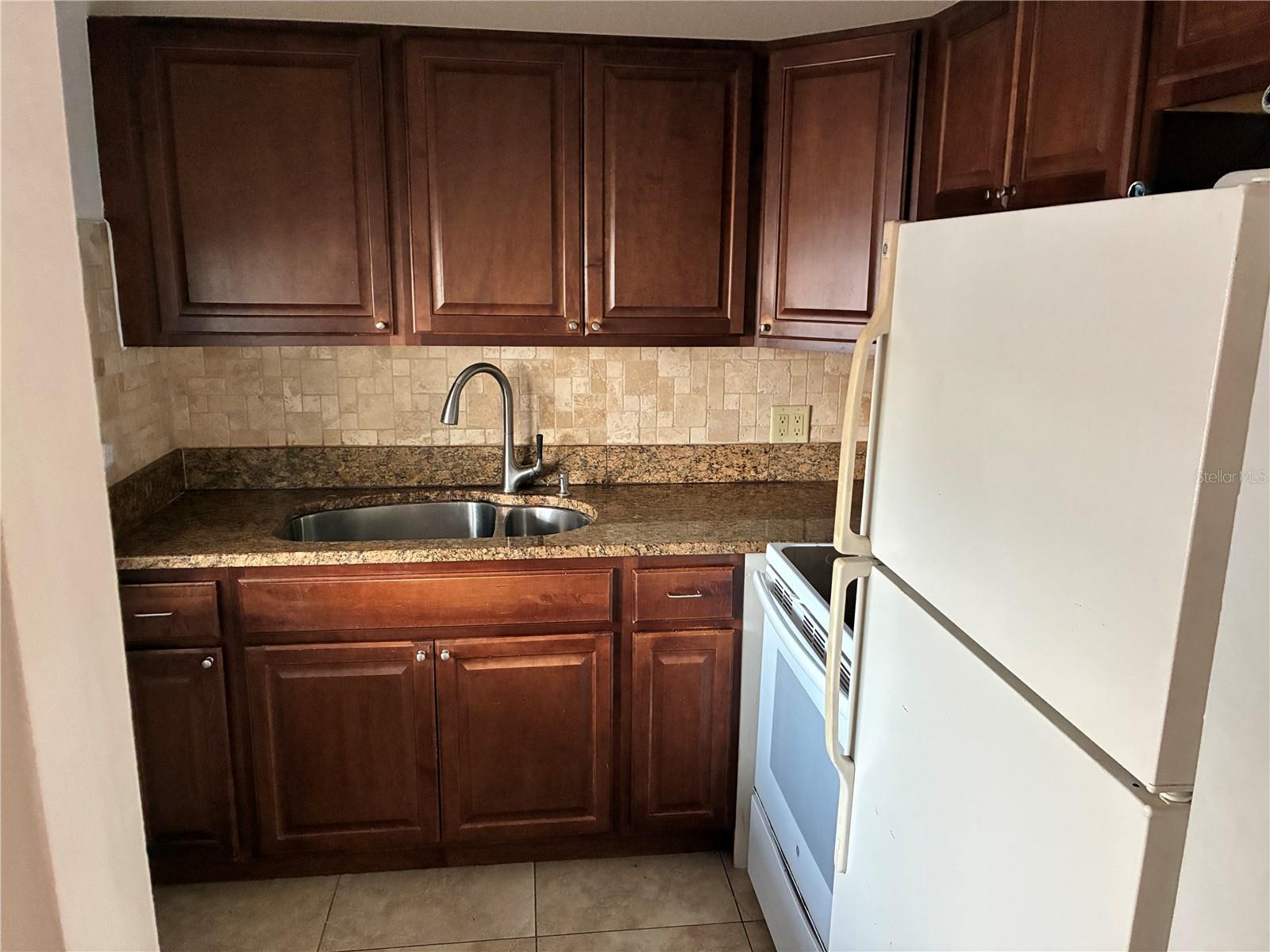 Image 4 of 9 For 3101 Bee Ridge Road 214
