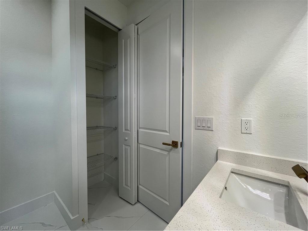 Image 23 of 38 For 813 Porter Street E