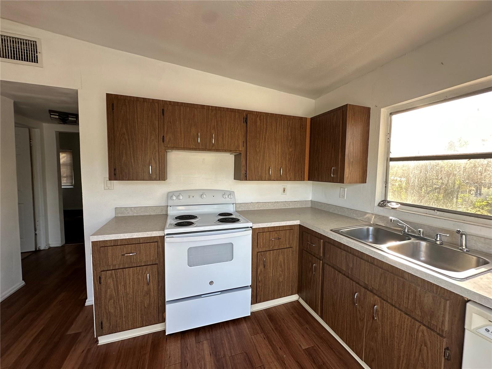 Image 22 of 47 For 704 38th Street W