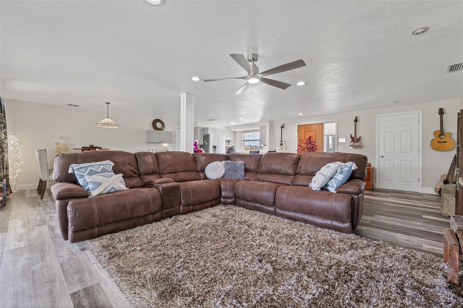 Image 17 of 51 For 336 Highland Shores Dr
