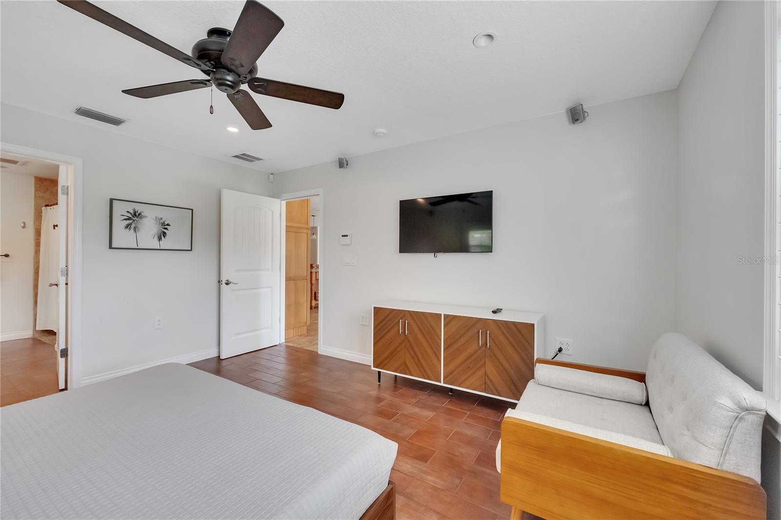 Image 12 of 32 For 2411 Nassau Street