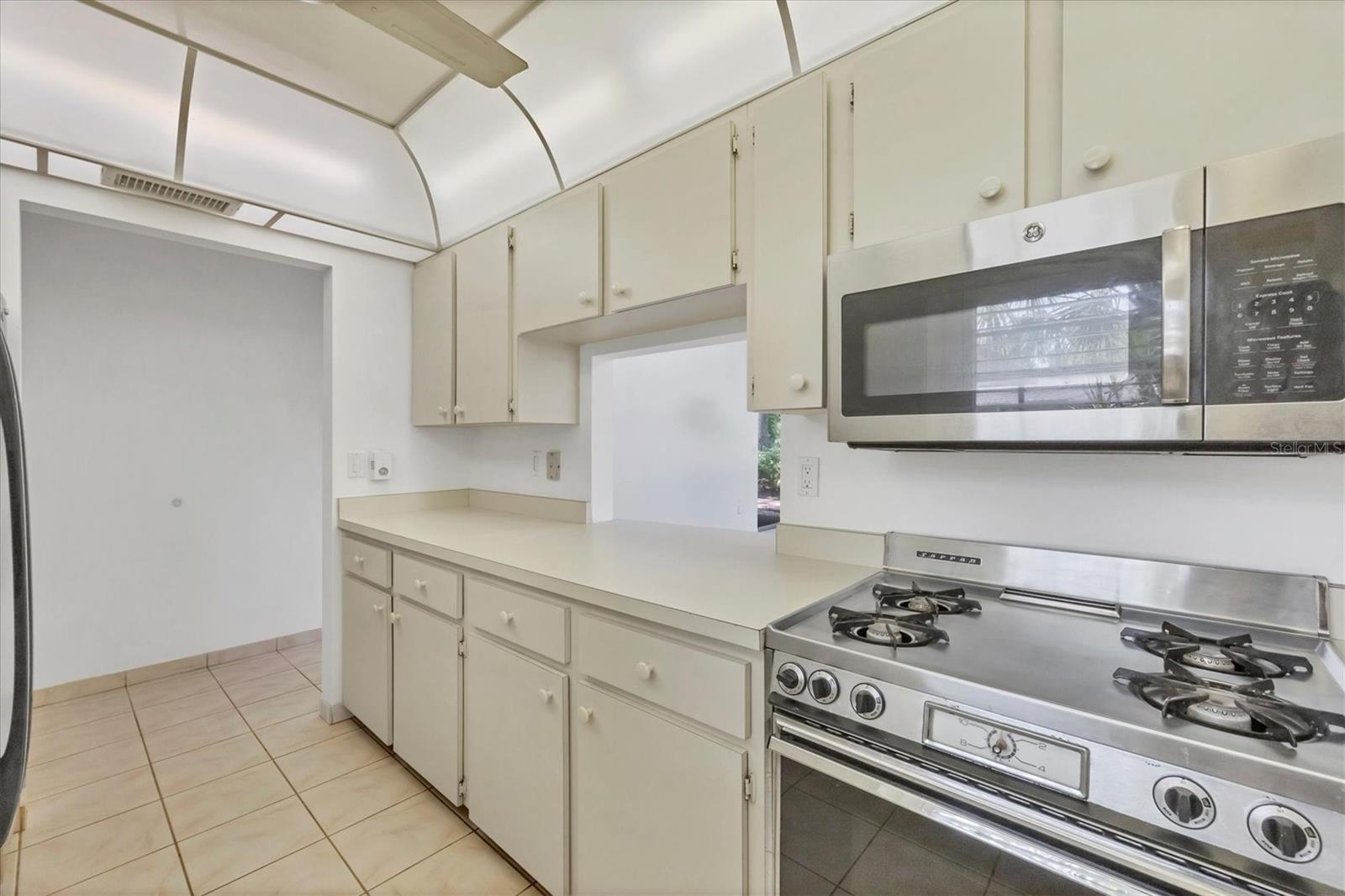 Image 10 of 45 For 5051 Village Gardens Drive 15