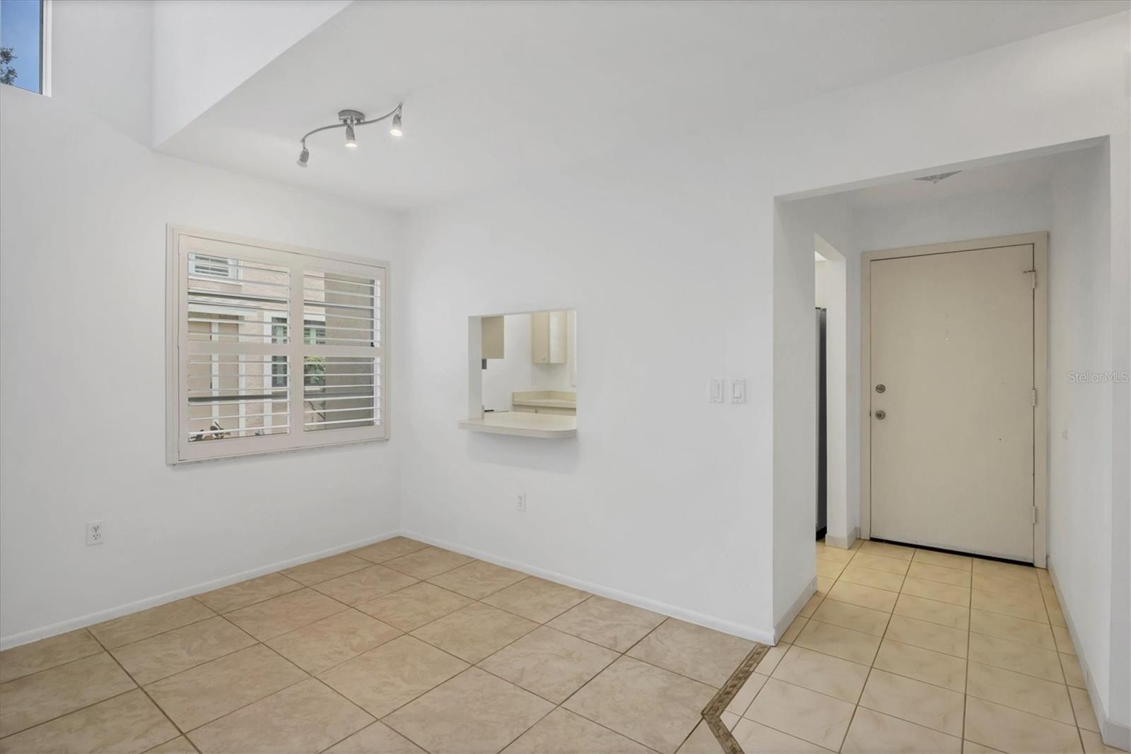 Image 12 of 45 For 5051 Village Gardens Drive 15