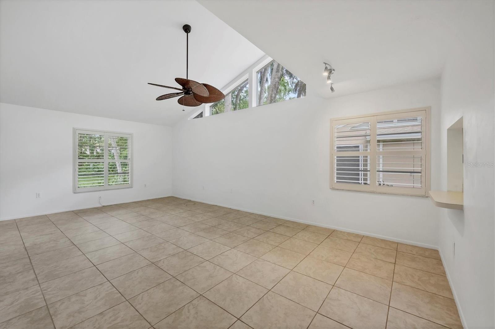 Image 14 of 45 For 5051 Village Gardens Drive 15