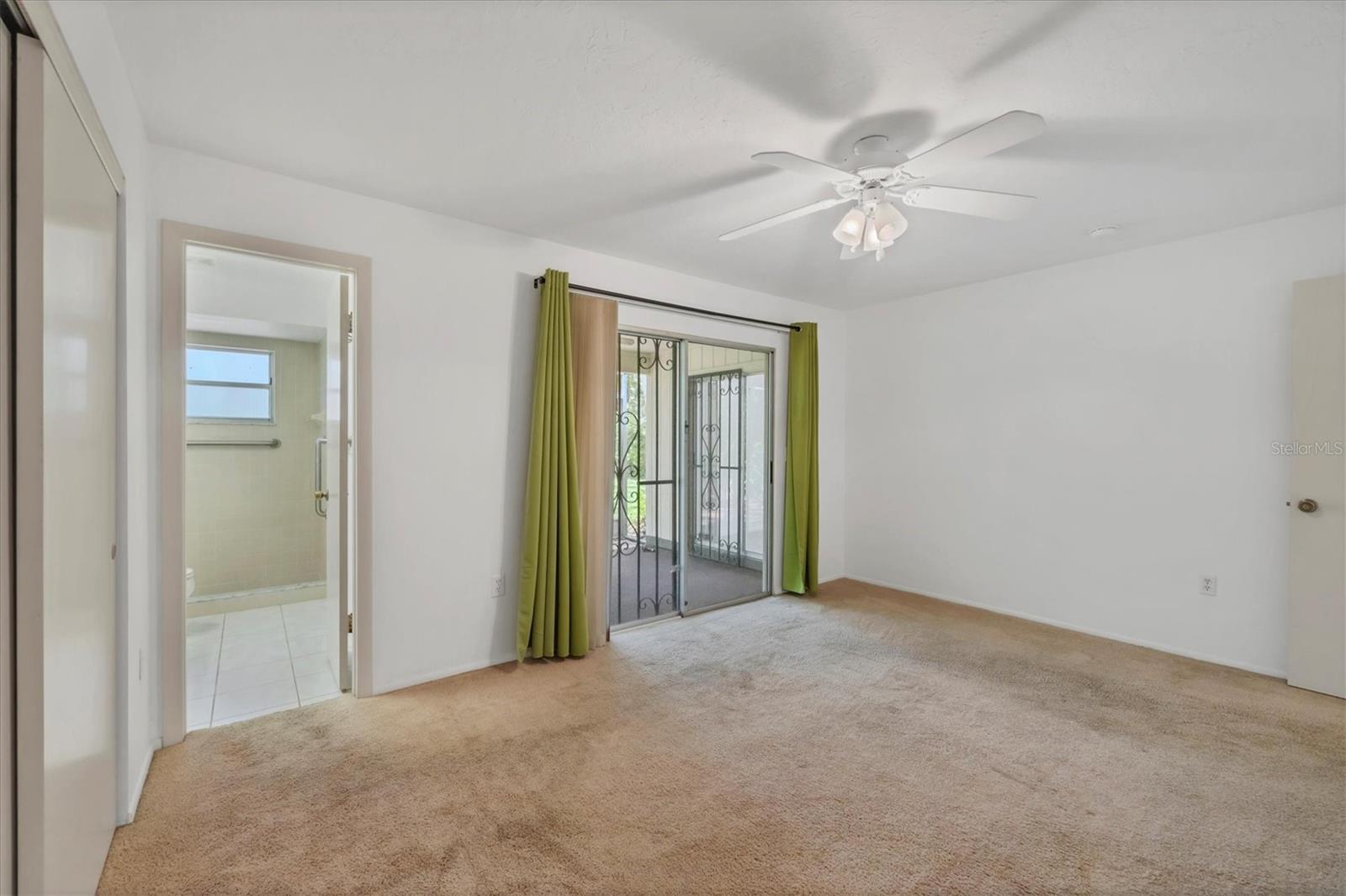 Image 16 of 45 For 5051 Village Gardens Drive 15
