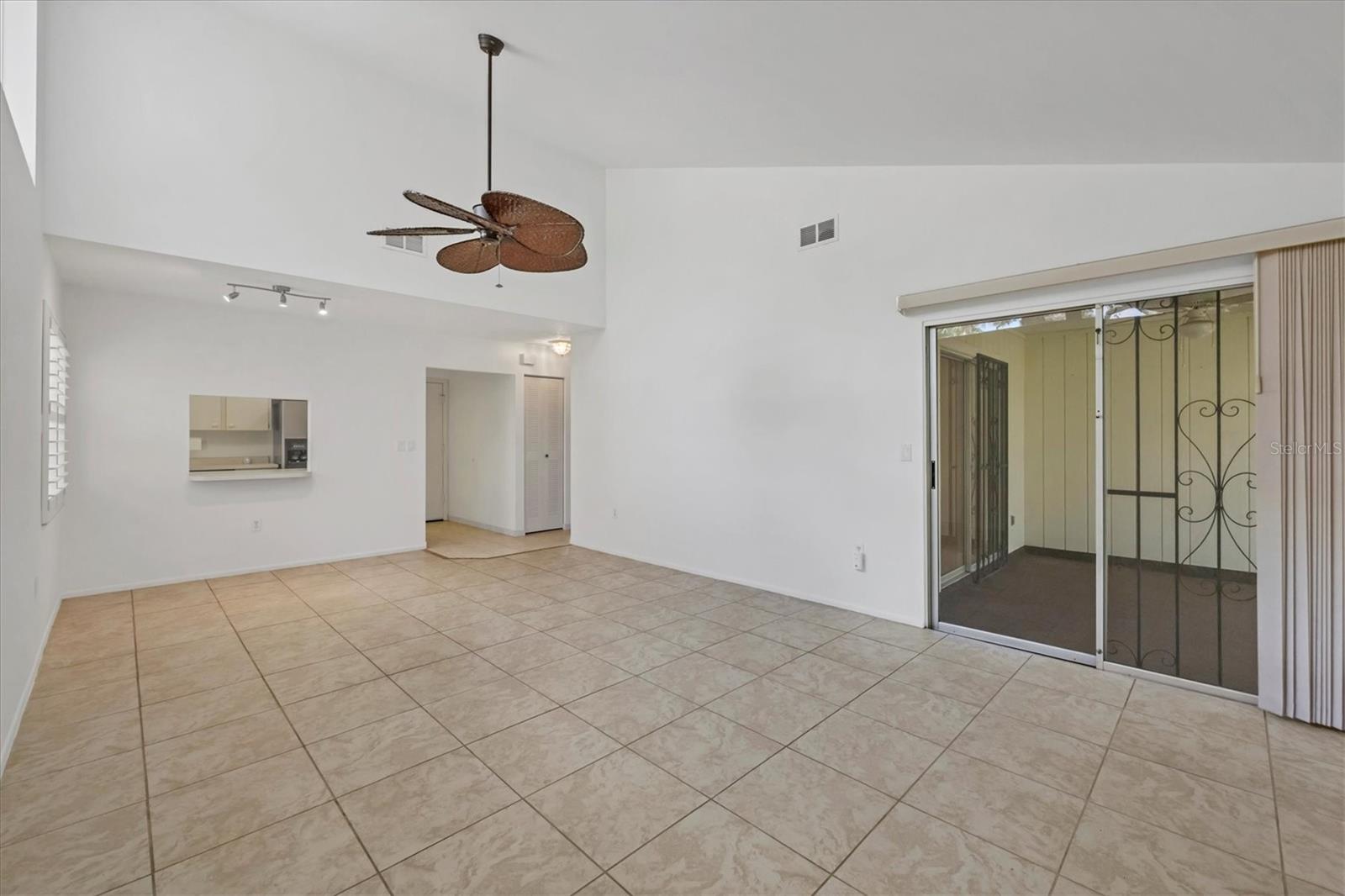 Image 6 of 45 For 5051 Village Gardens Drive 15